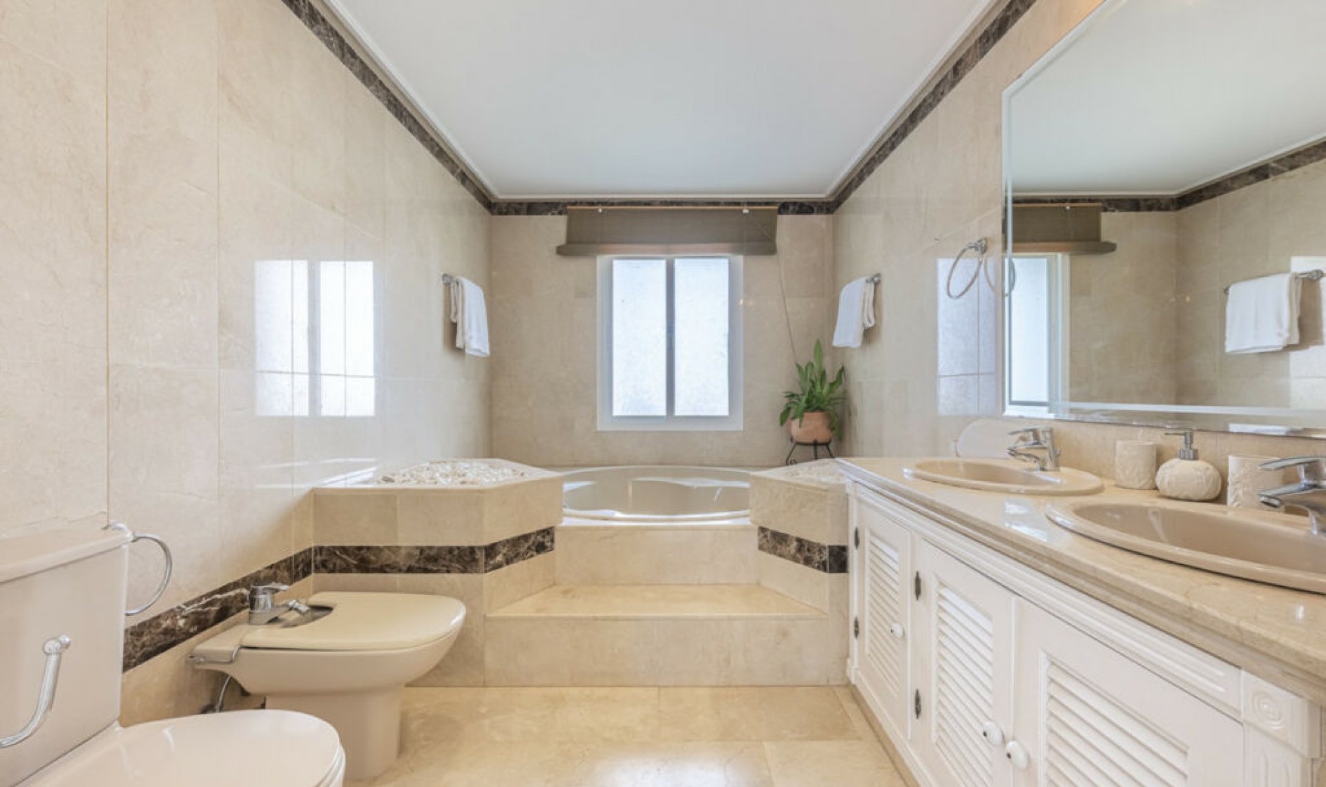 Resale - Apartment -
Estepona