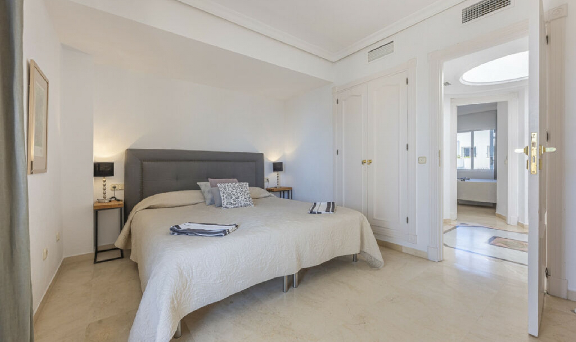 Resale - Apartment -
Estepona