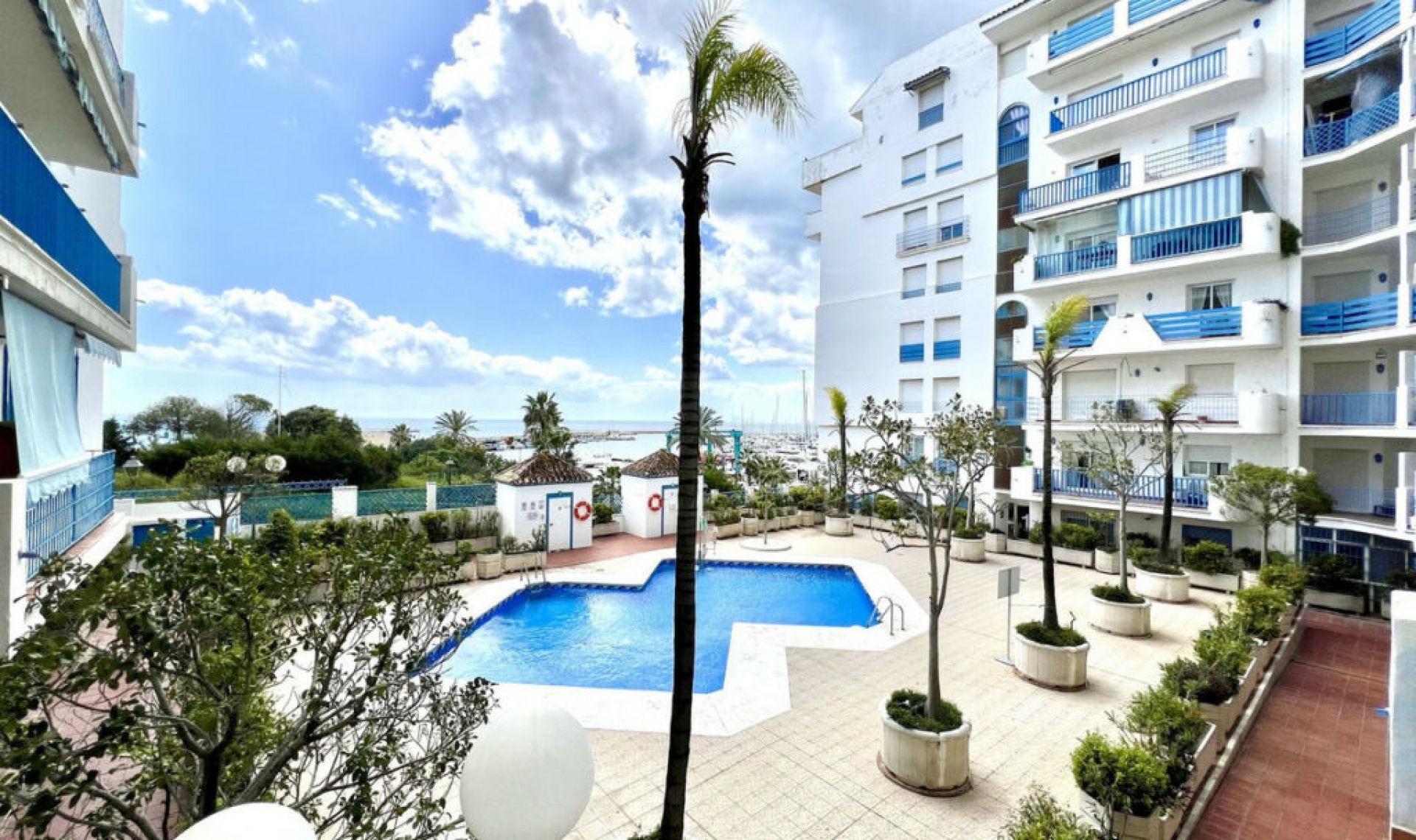 Resale - Apartment -
Estepona