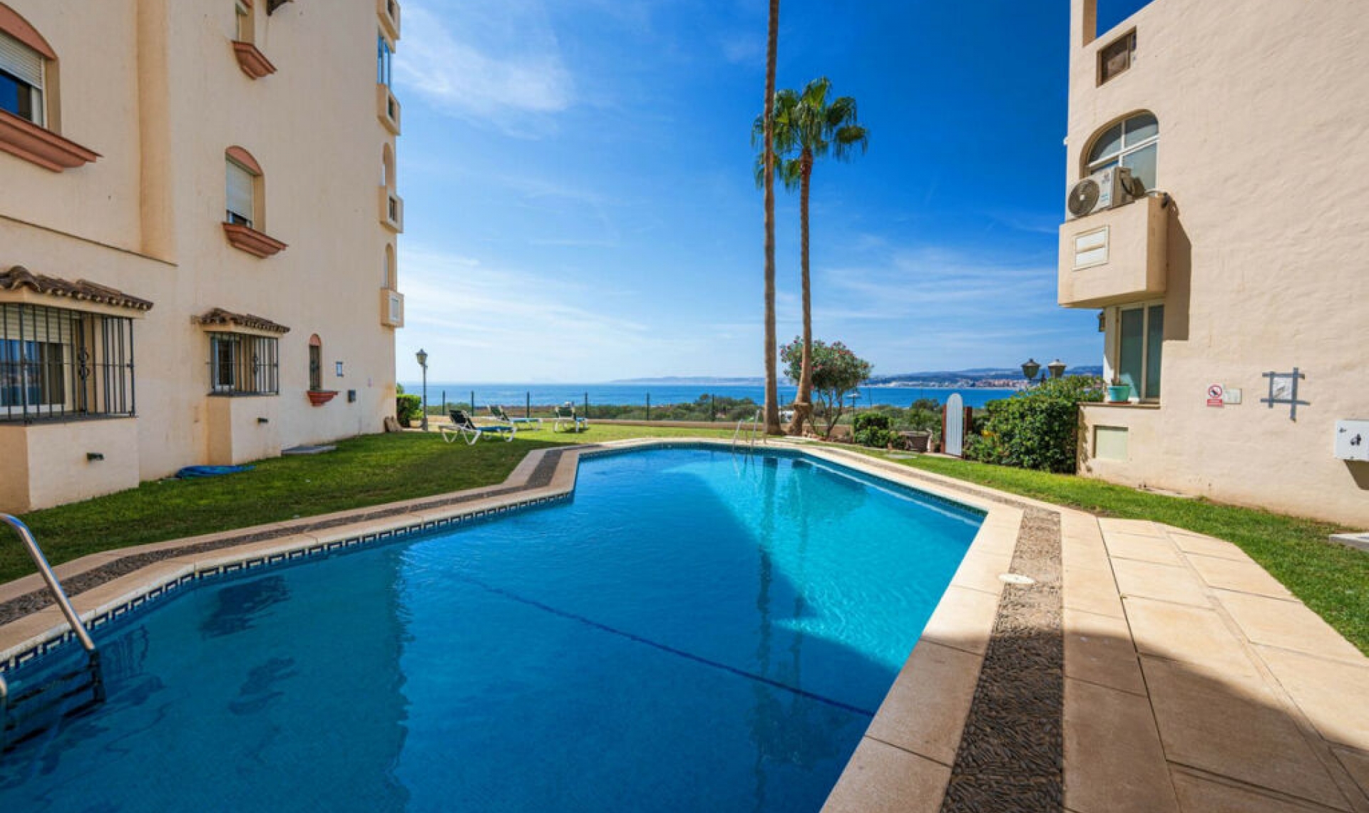 Resale - Apartment -
Estepona
