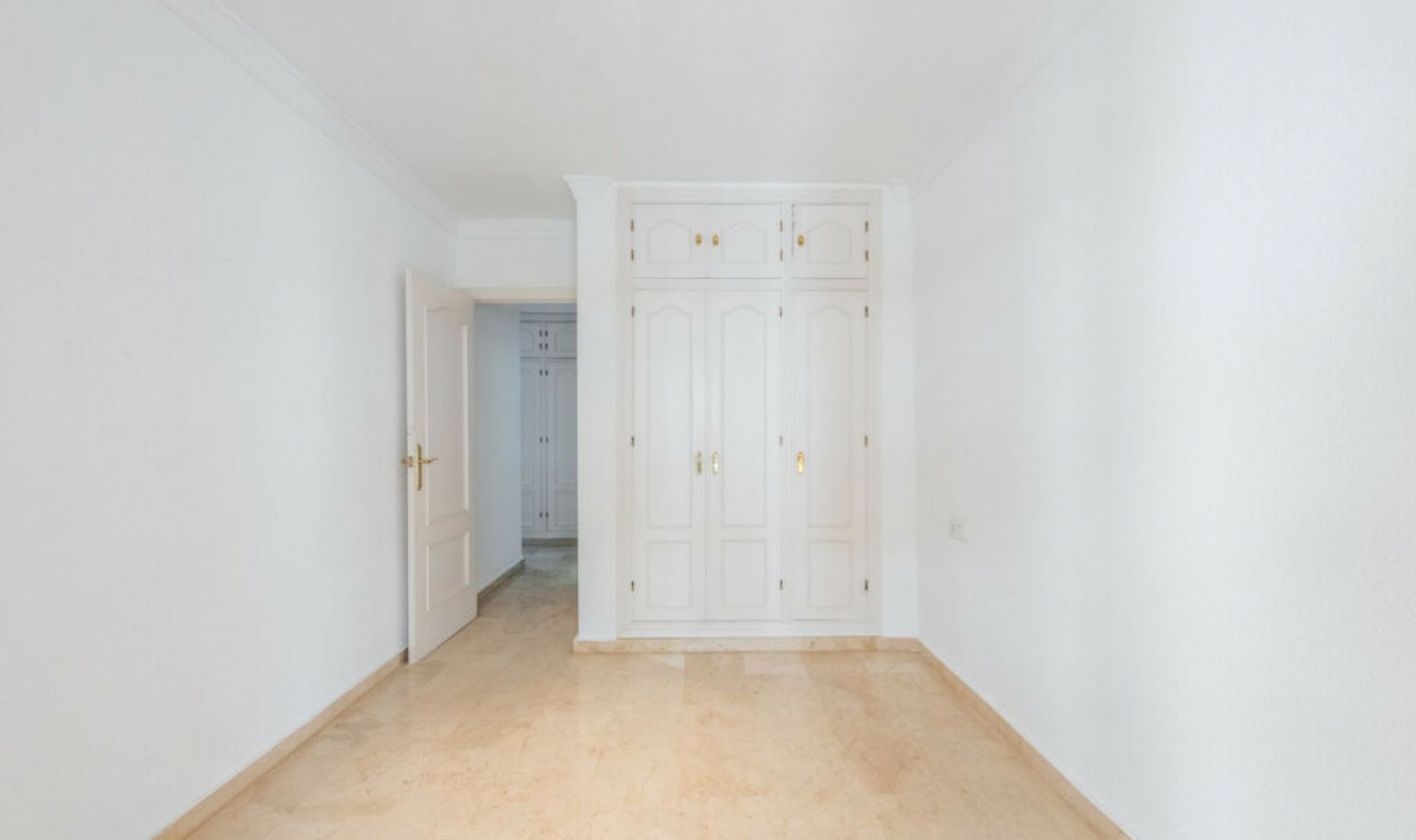 Resale - Apartment -
Estepona