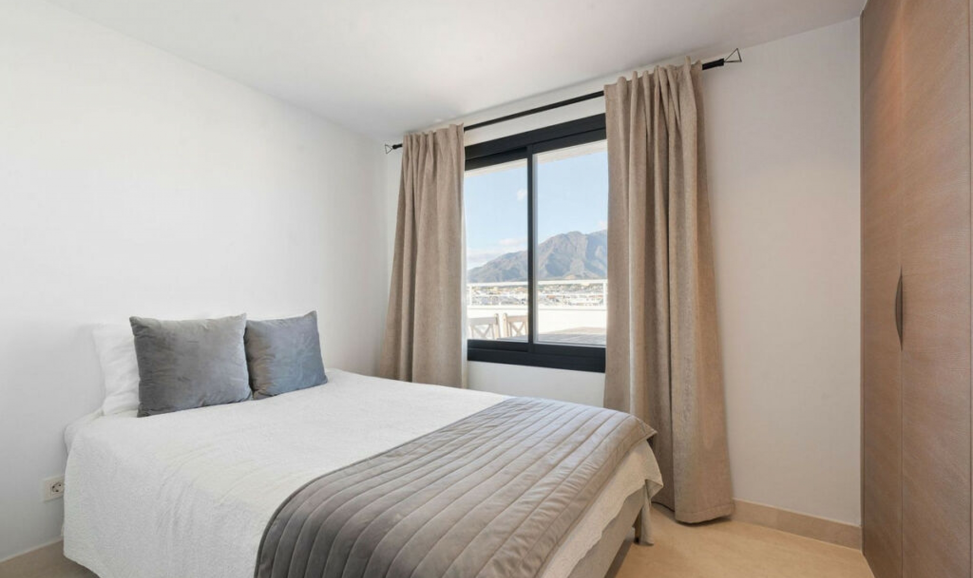 Resale - Apartment -
Estepona