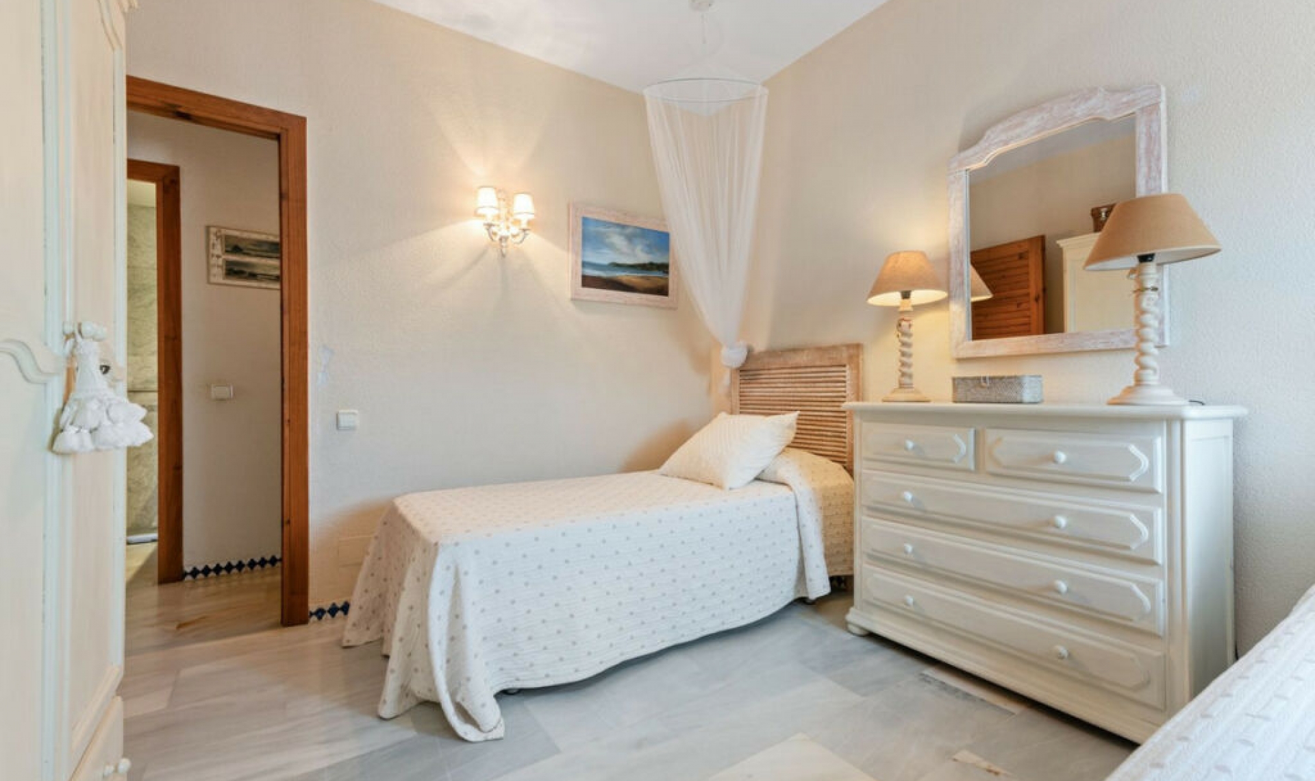 Resale - Apartment -
Estepona