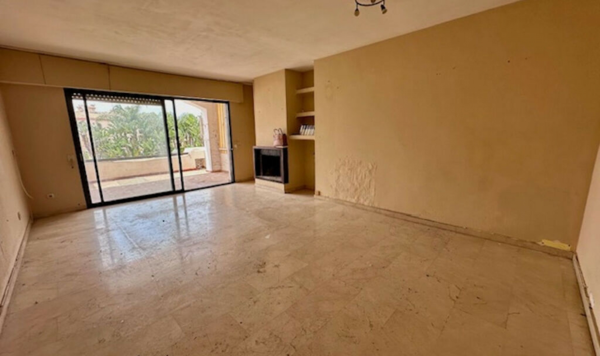 Resale - Apartment -
Estepona