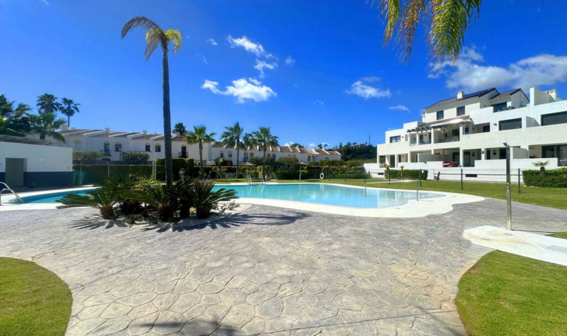 Resale - Apartment -
Estepona