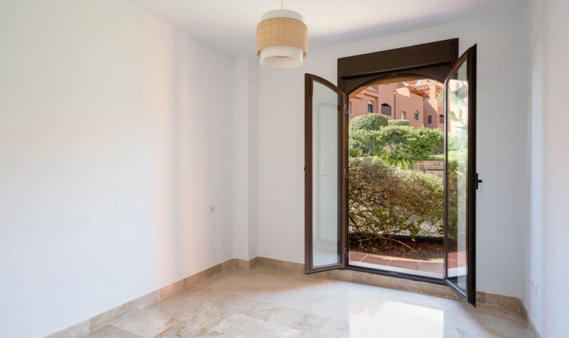Resale - Apartment -
Estepona