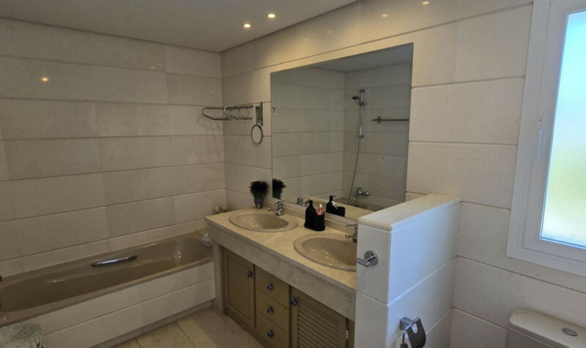 Resale - Apartment -
Estepona