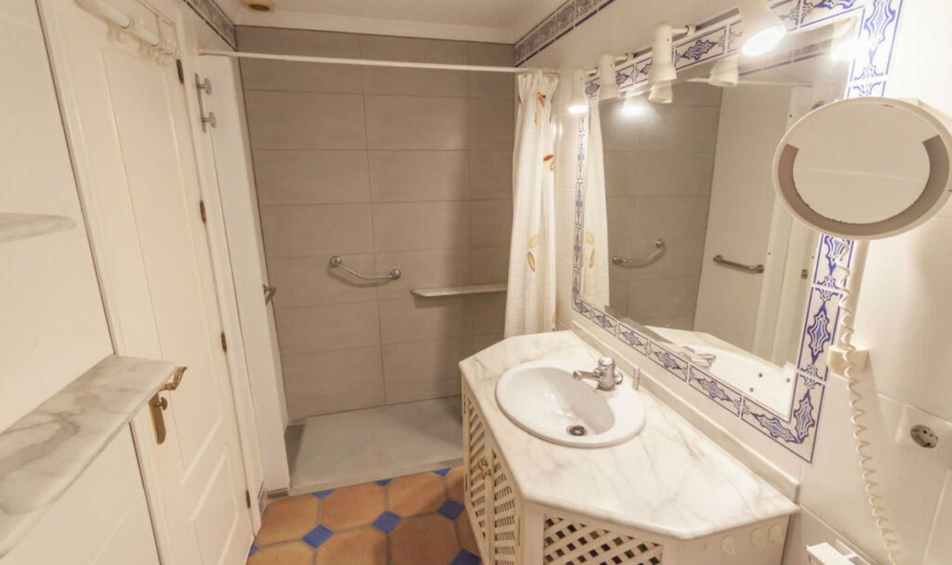 Resale - Apartment -
Estepona