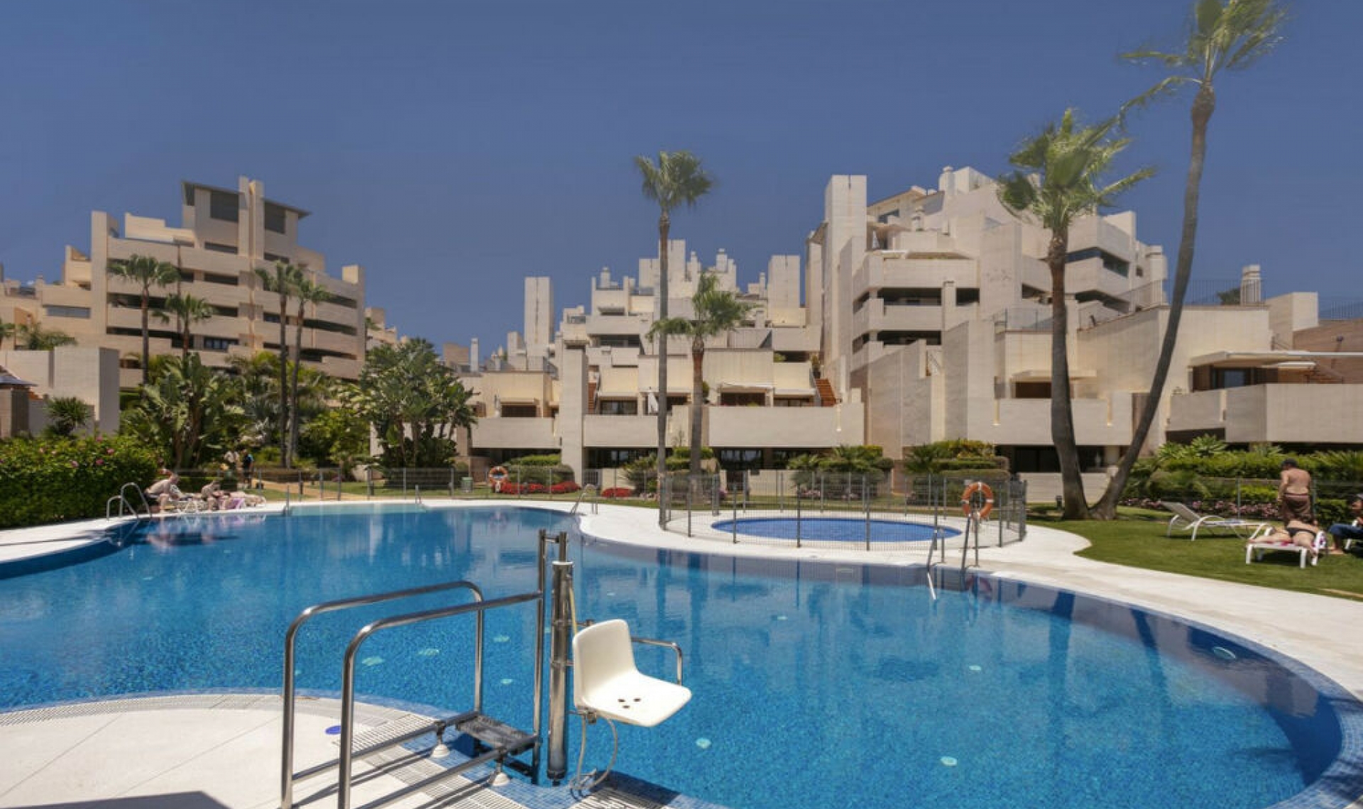 Resale - Apartment -
Estepona