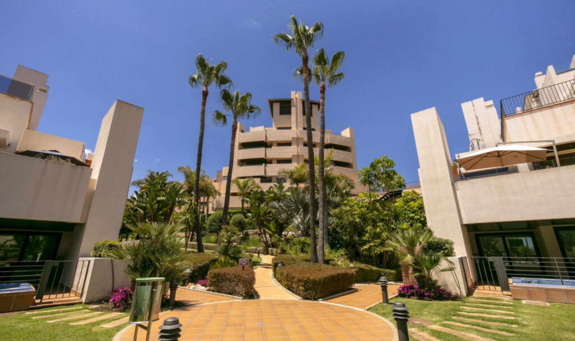 Resale - Apartment -
Estepona