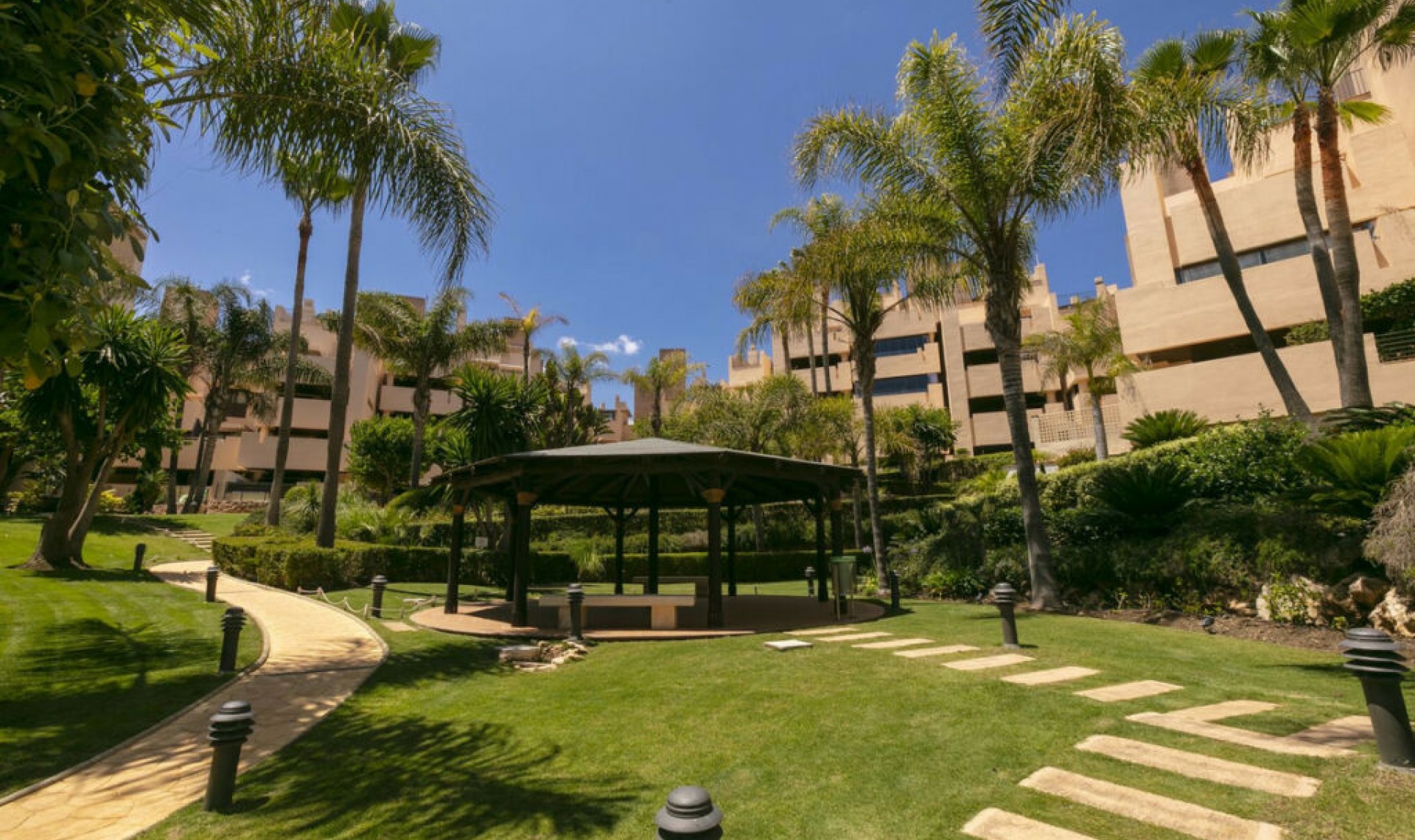 Resale - Apartment -
Estepona