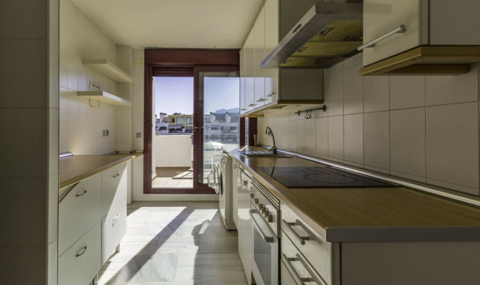 Resale - Apartment -
Estepona