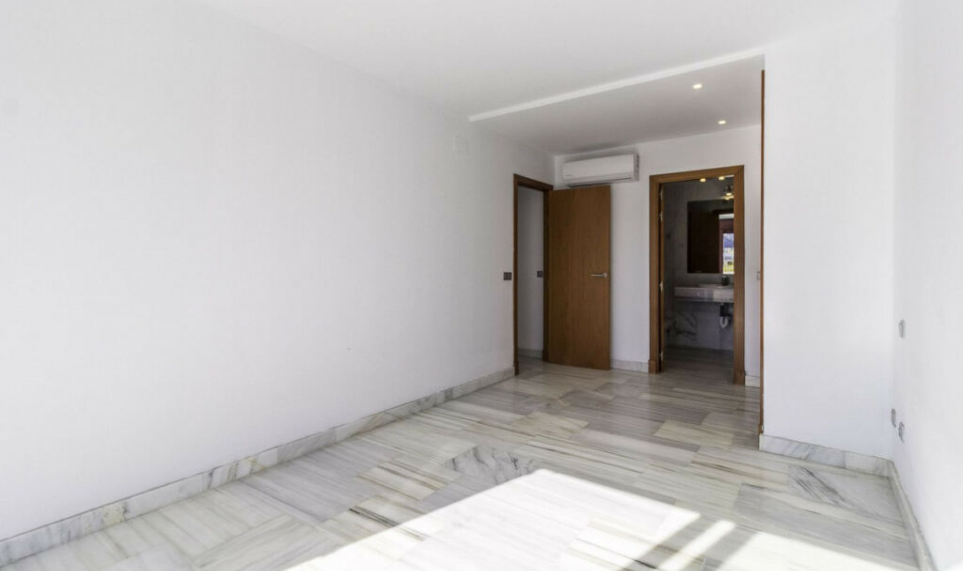 Resale - Apartment -
Estepona