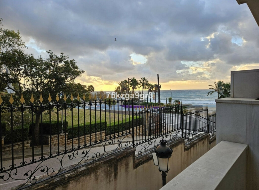 Resale - Apartment -
Estepona