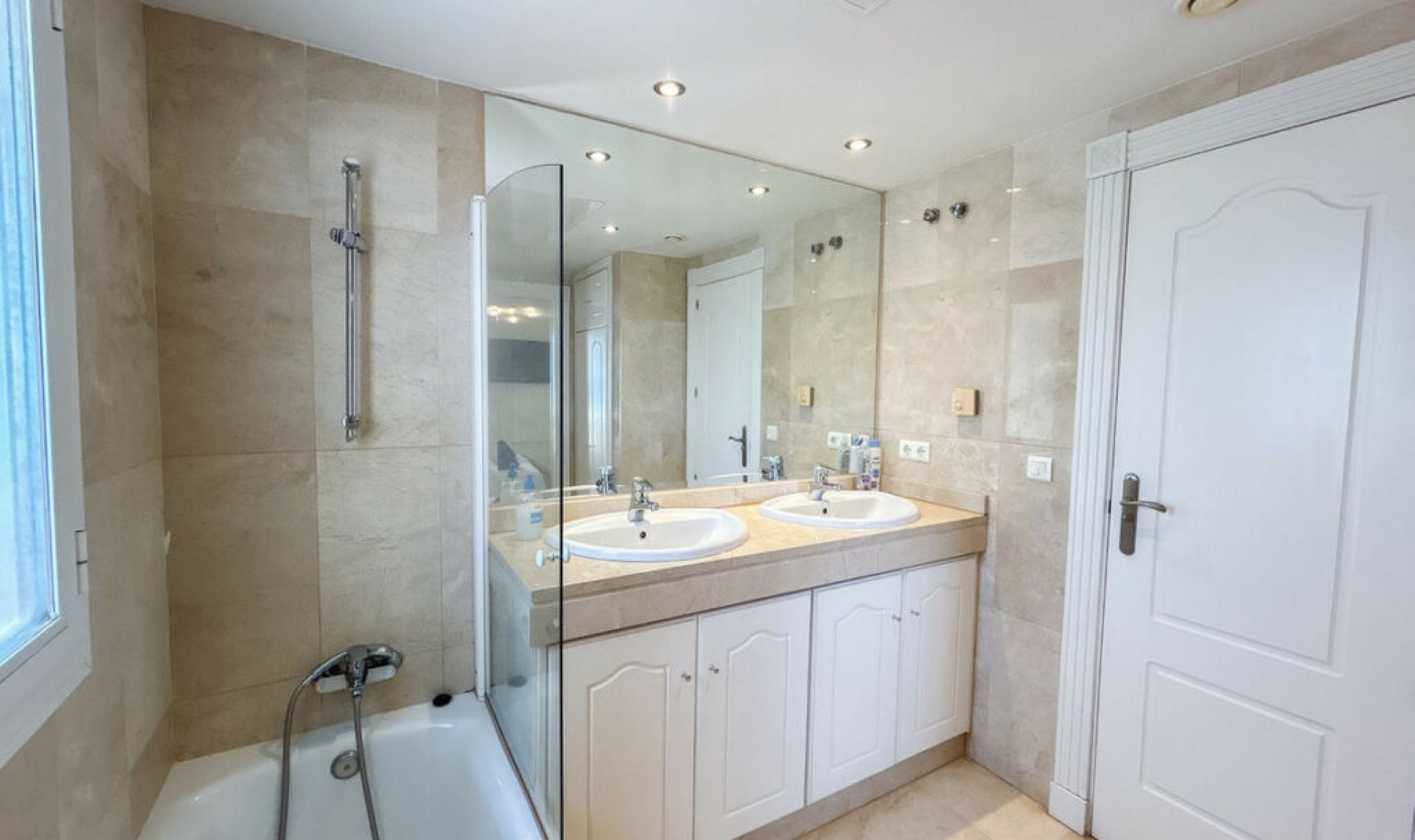 Resale - Apartment -
Estepona
