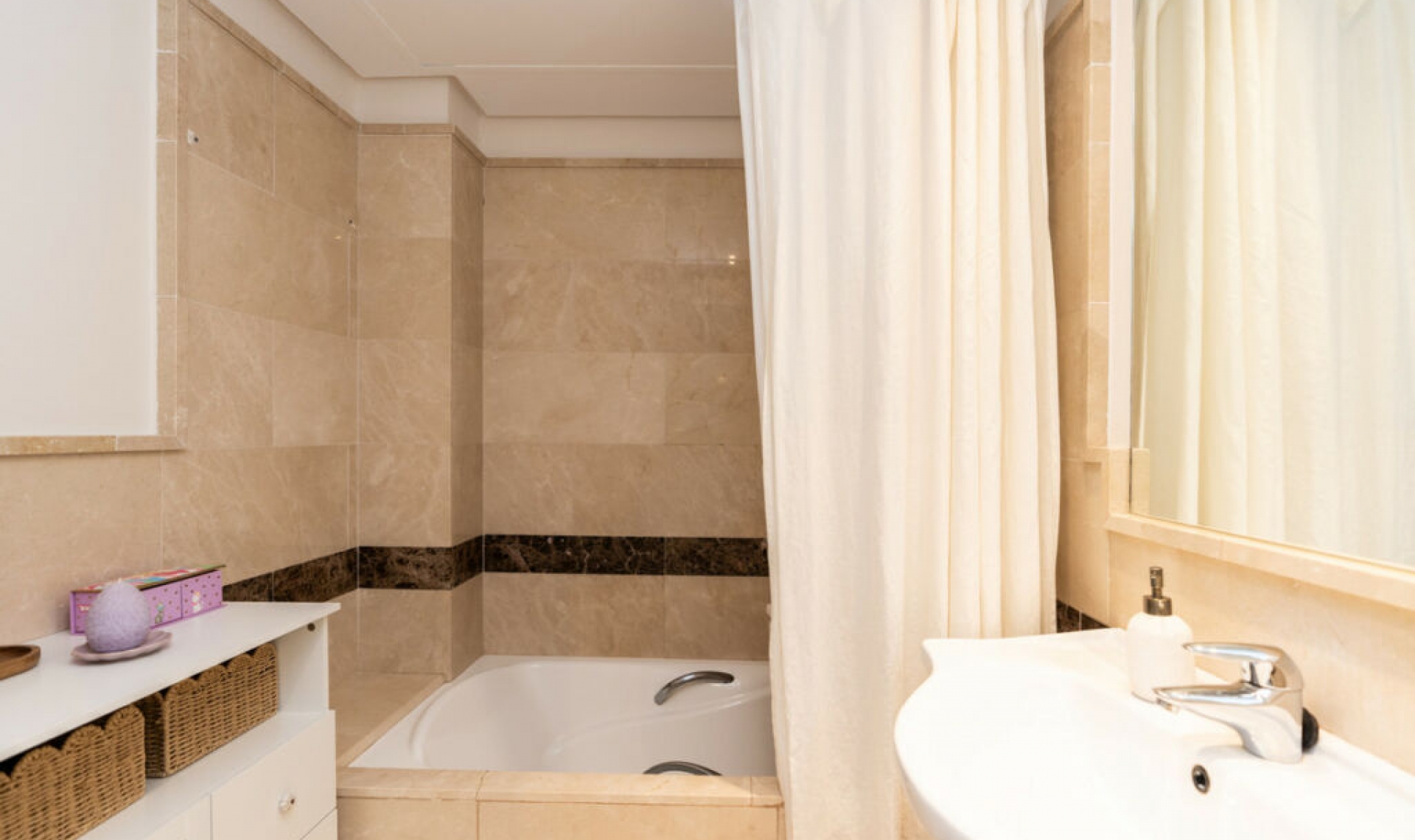 Resale - Apartment -
Estepona
