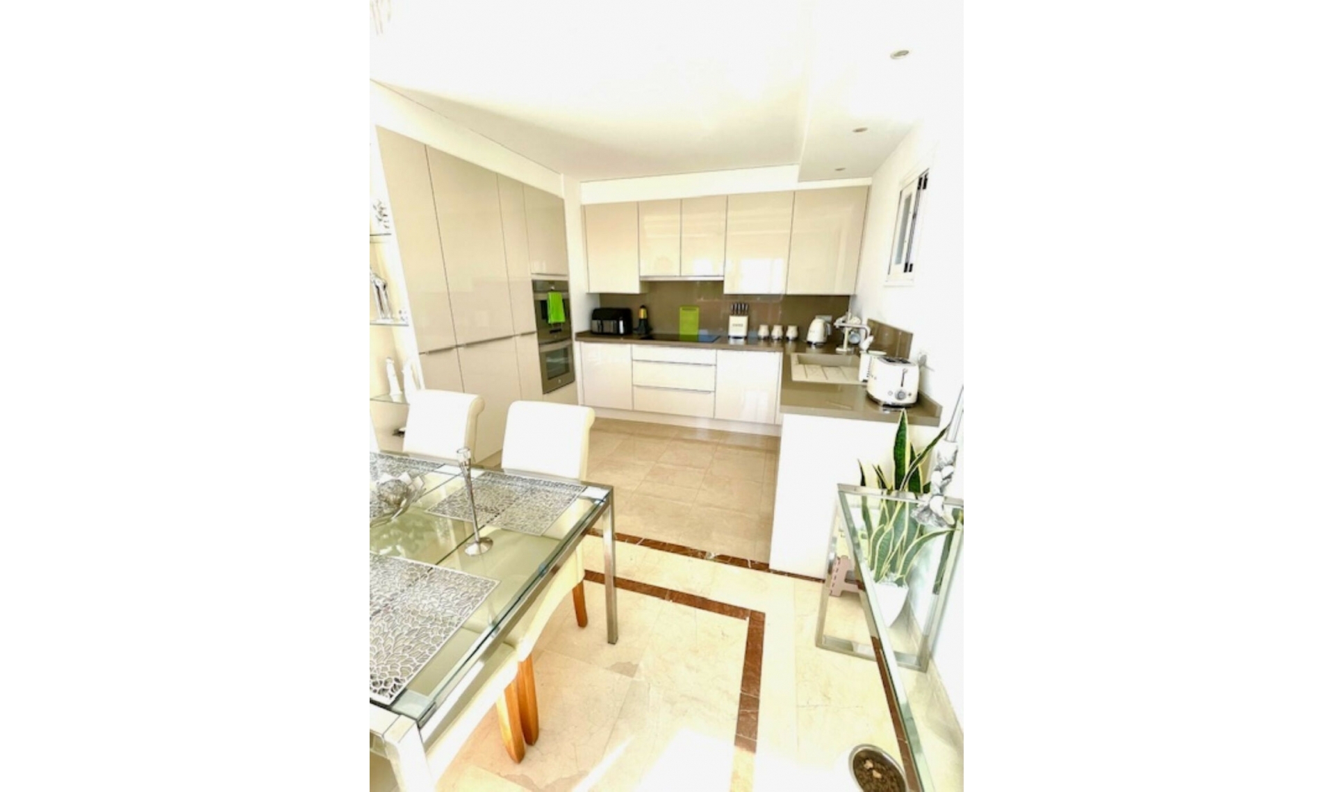 Resale - Apartment -
Estepona