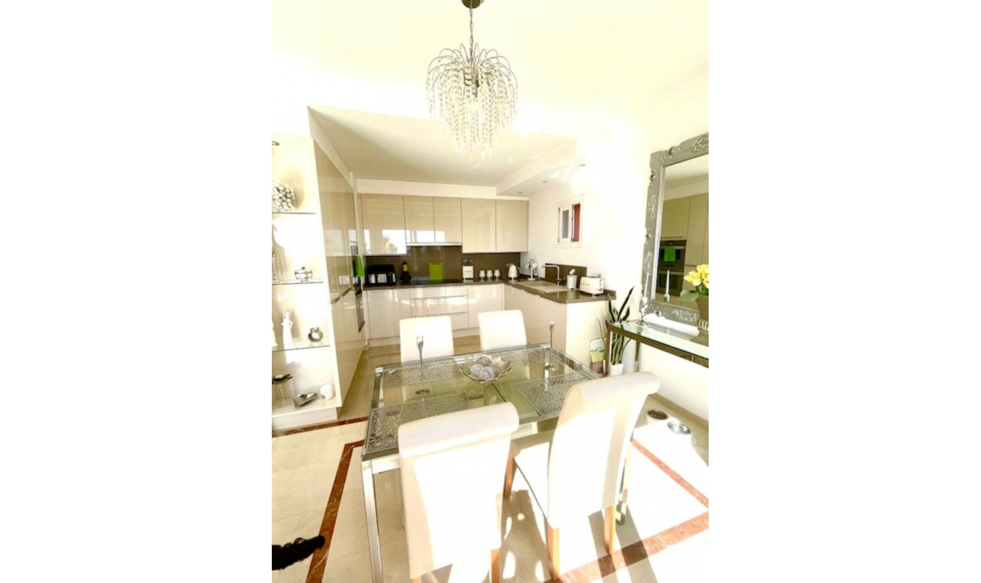 Resale - Apartment -
Estepona