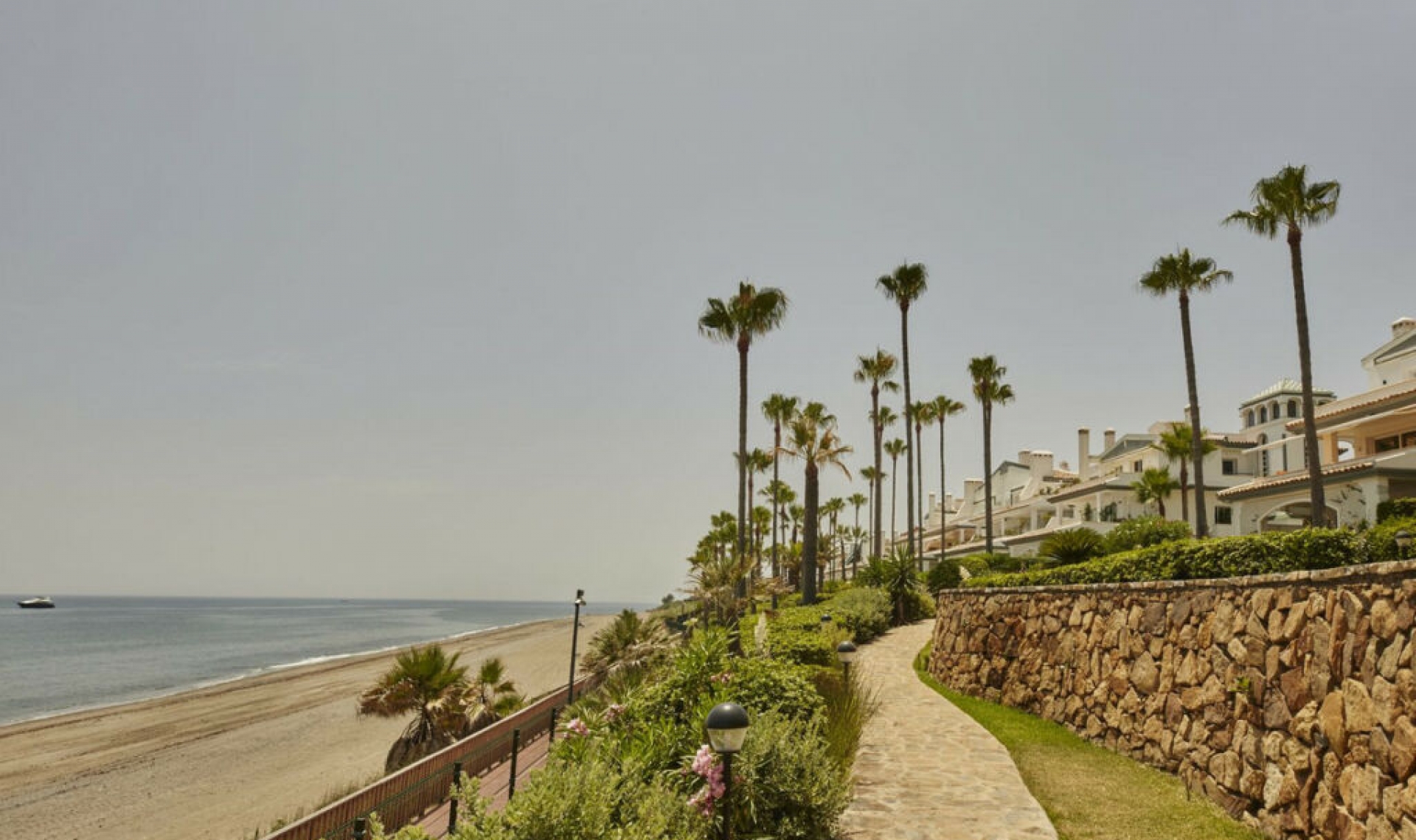Resale - Apartment -
Estepona