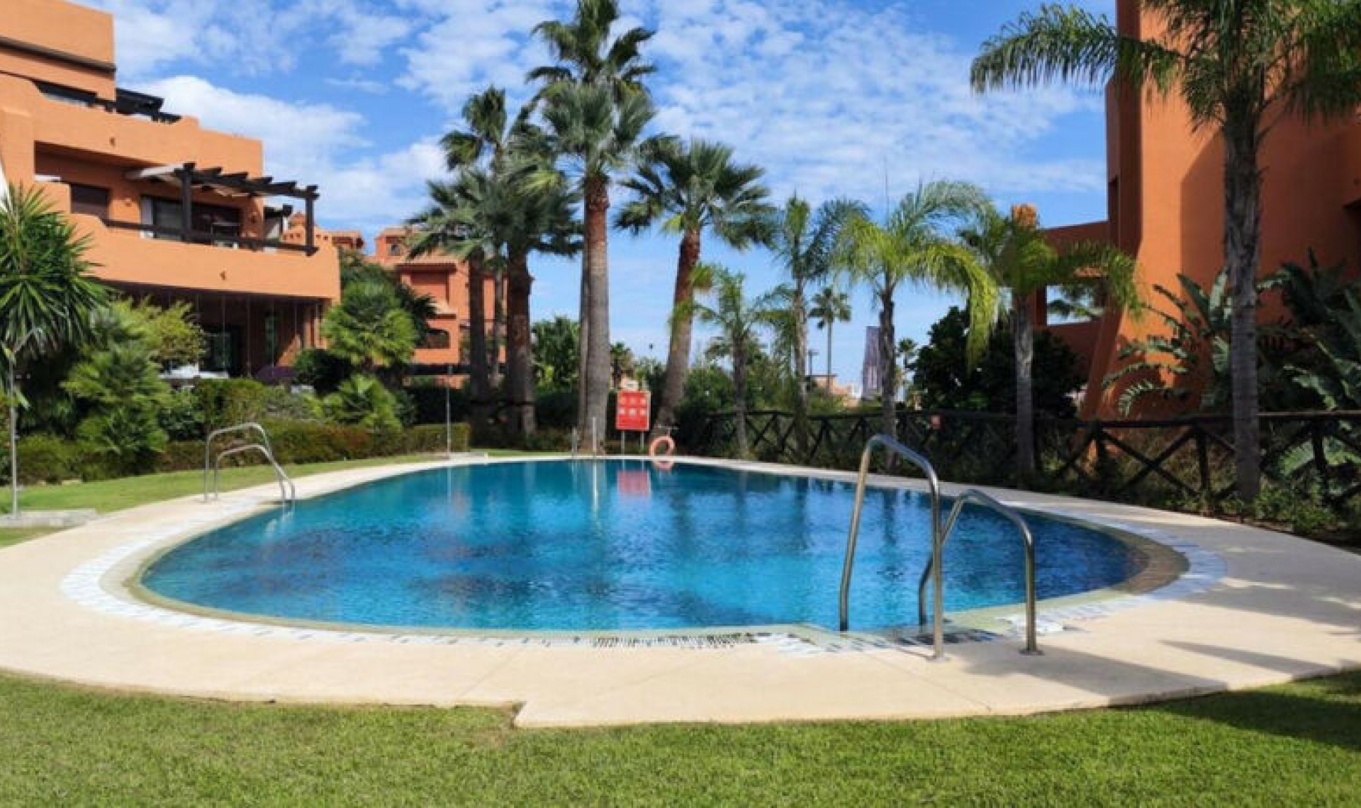 Resale - Apartment -
Estepona