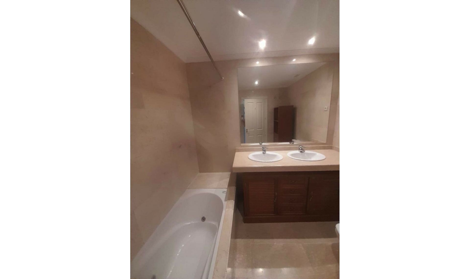 Resale - Apartment -
Estepona