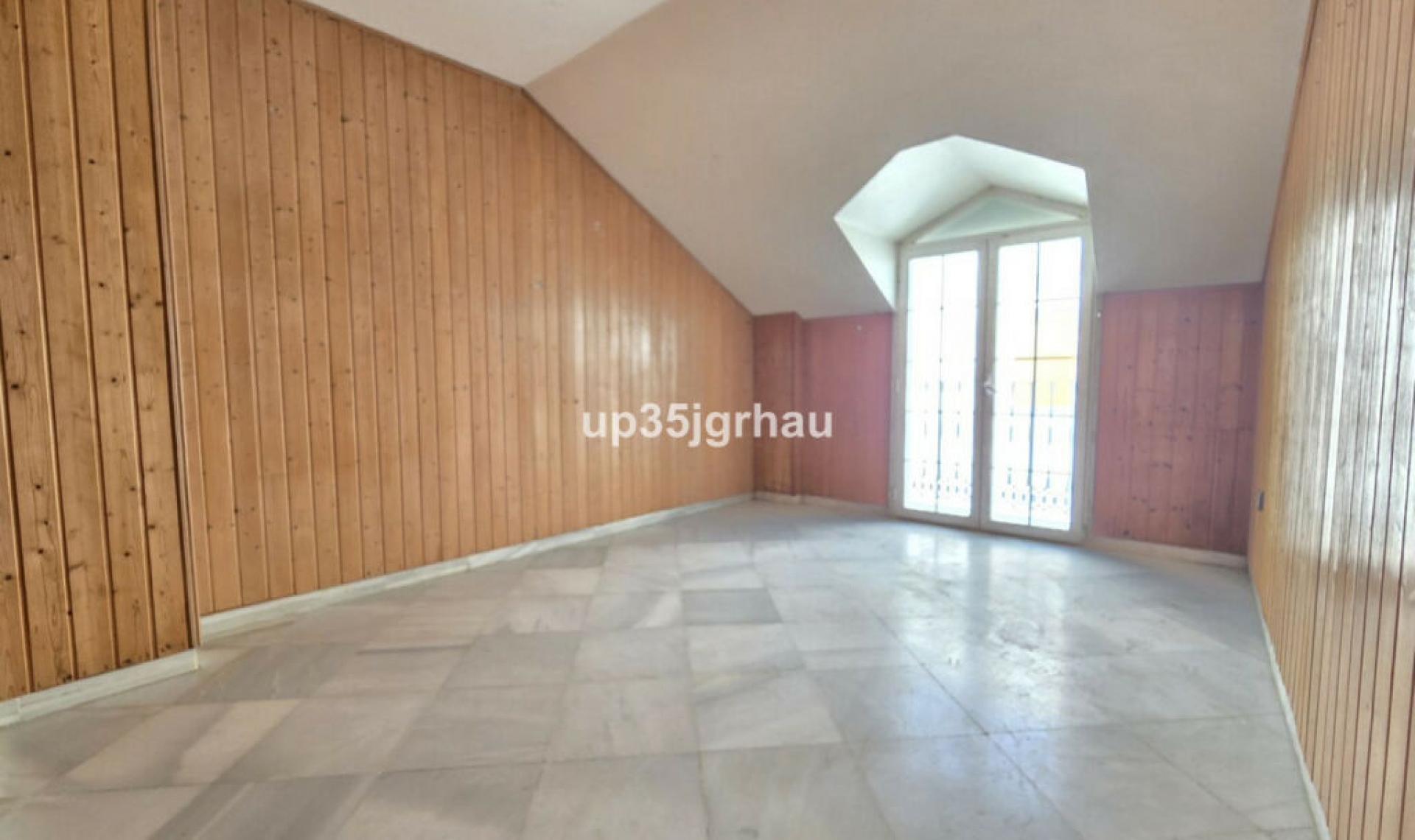 Resale - Apartment -
Estepona