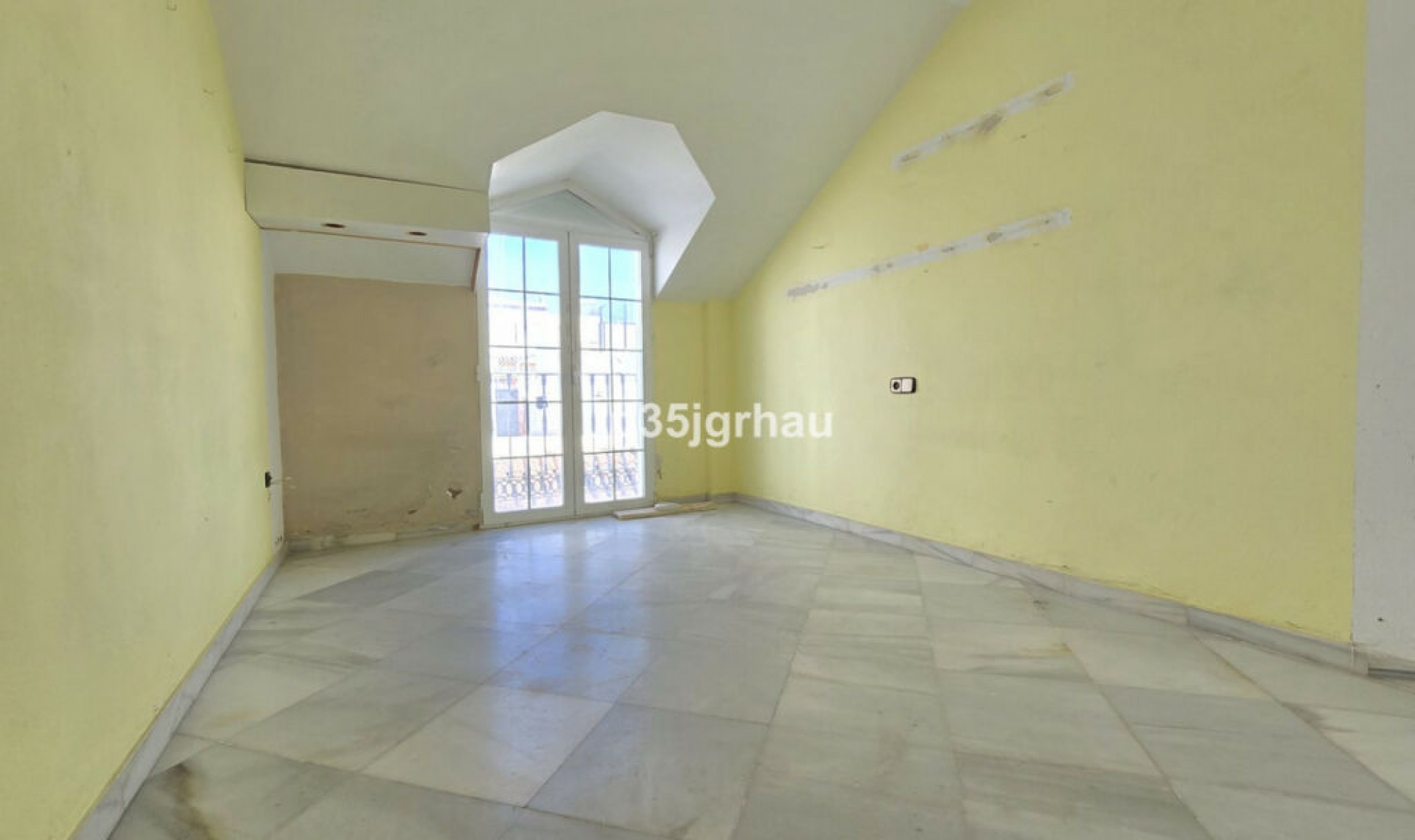 Resale - Apartment -
Estepona