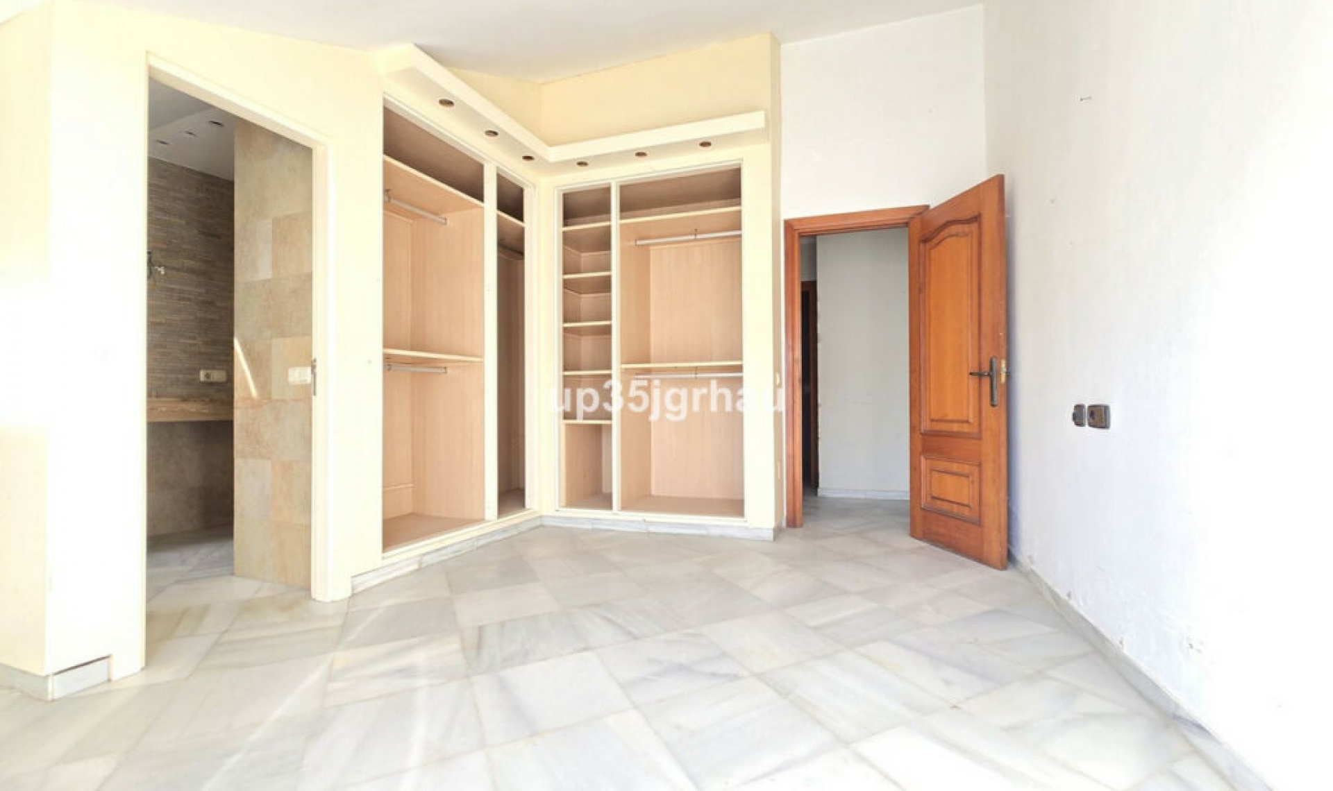 Resale - Apartment -
Estepona