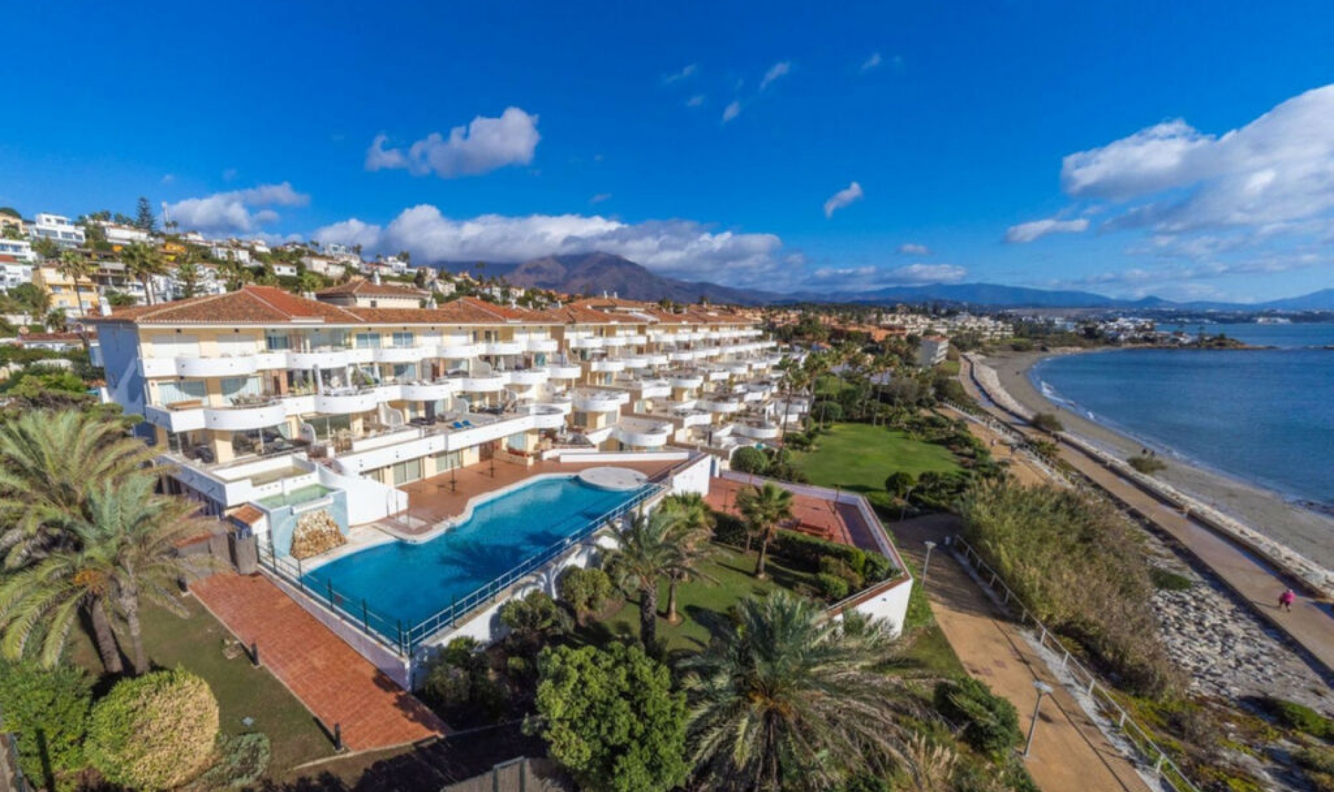 Resale - Apartment -
Estepona