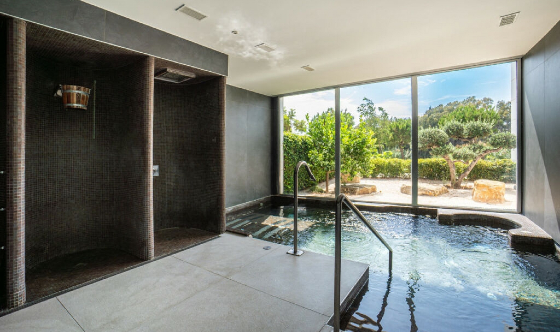 Resale - Apartment -
Estepona