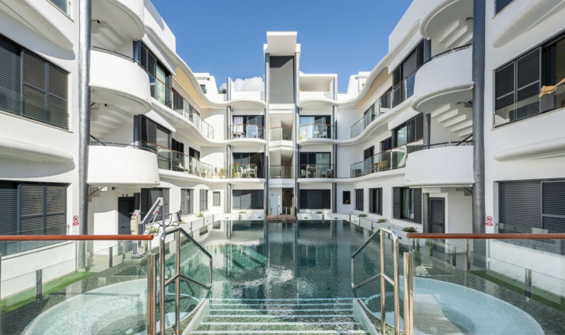 Resale - Apartment -
Estepona