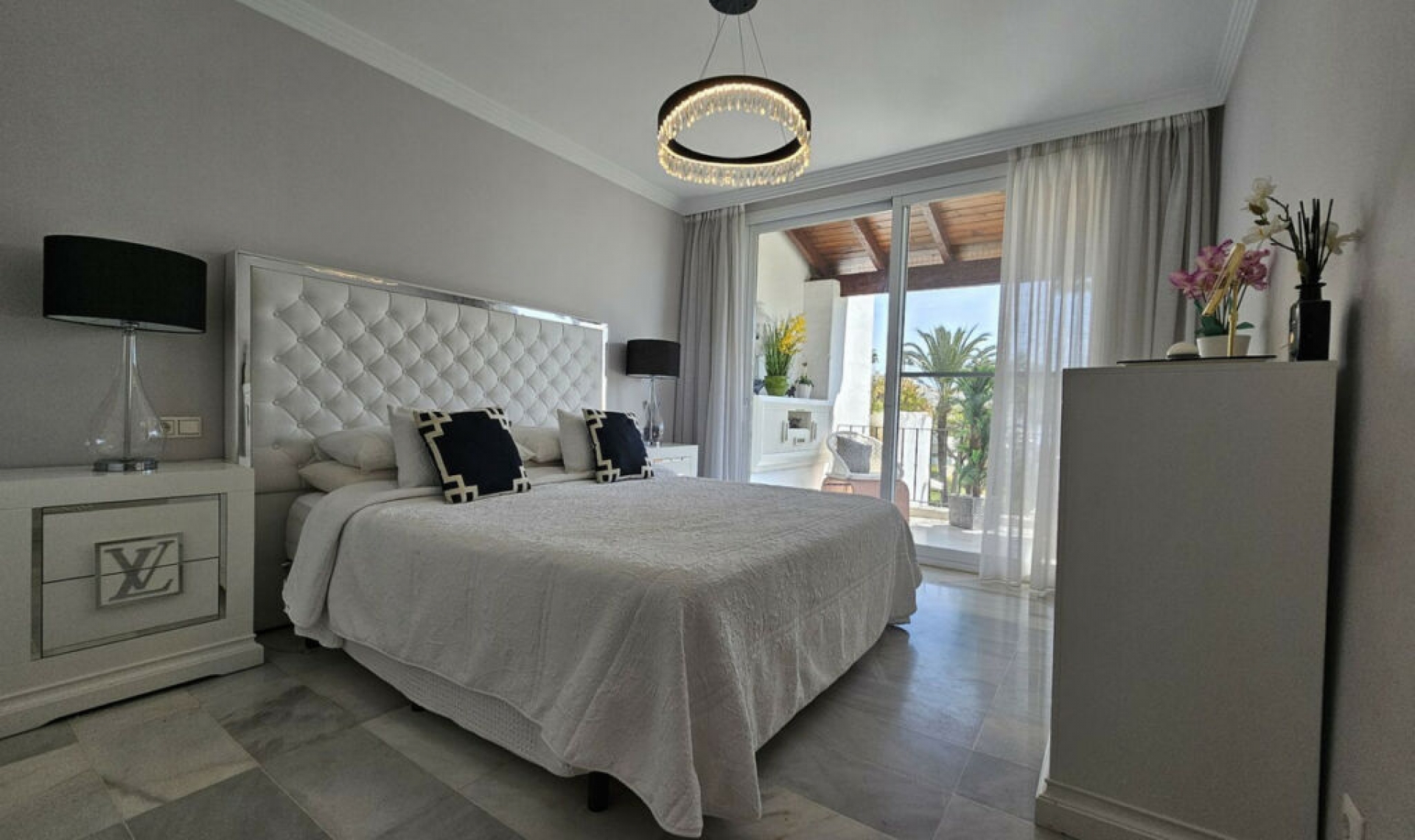 Resale - Apartment -
Estepona