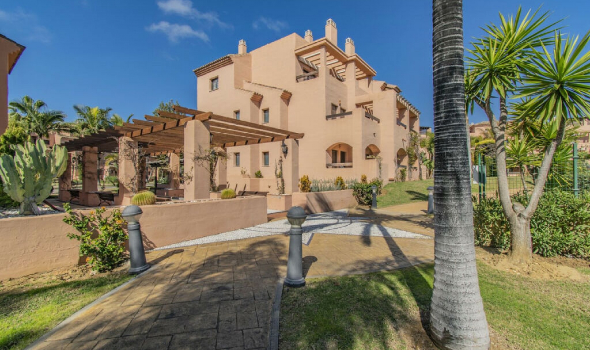 Resale - Apartment -
Hacienda del Sol