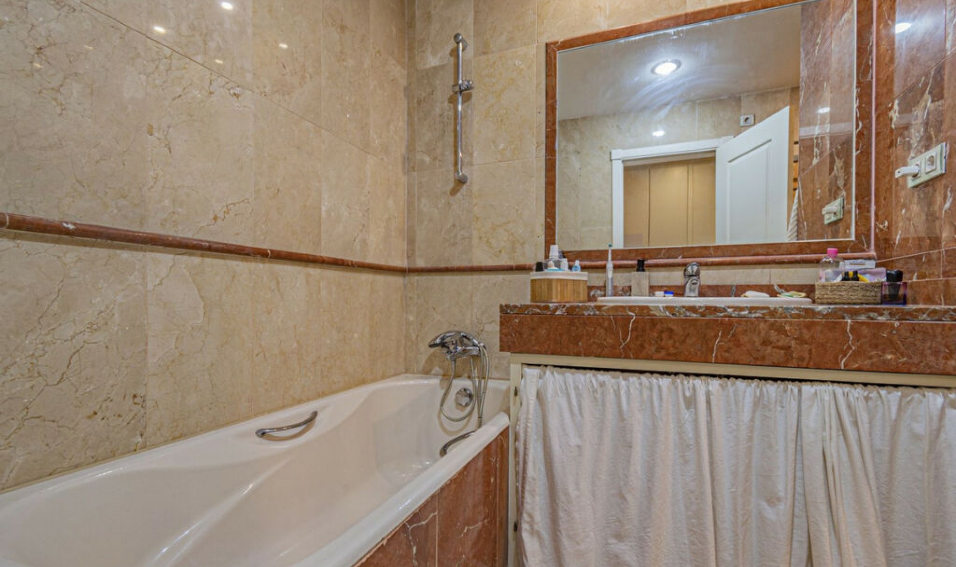 Resale - Apartment -
Hacienda del Sol