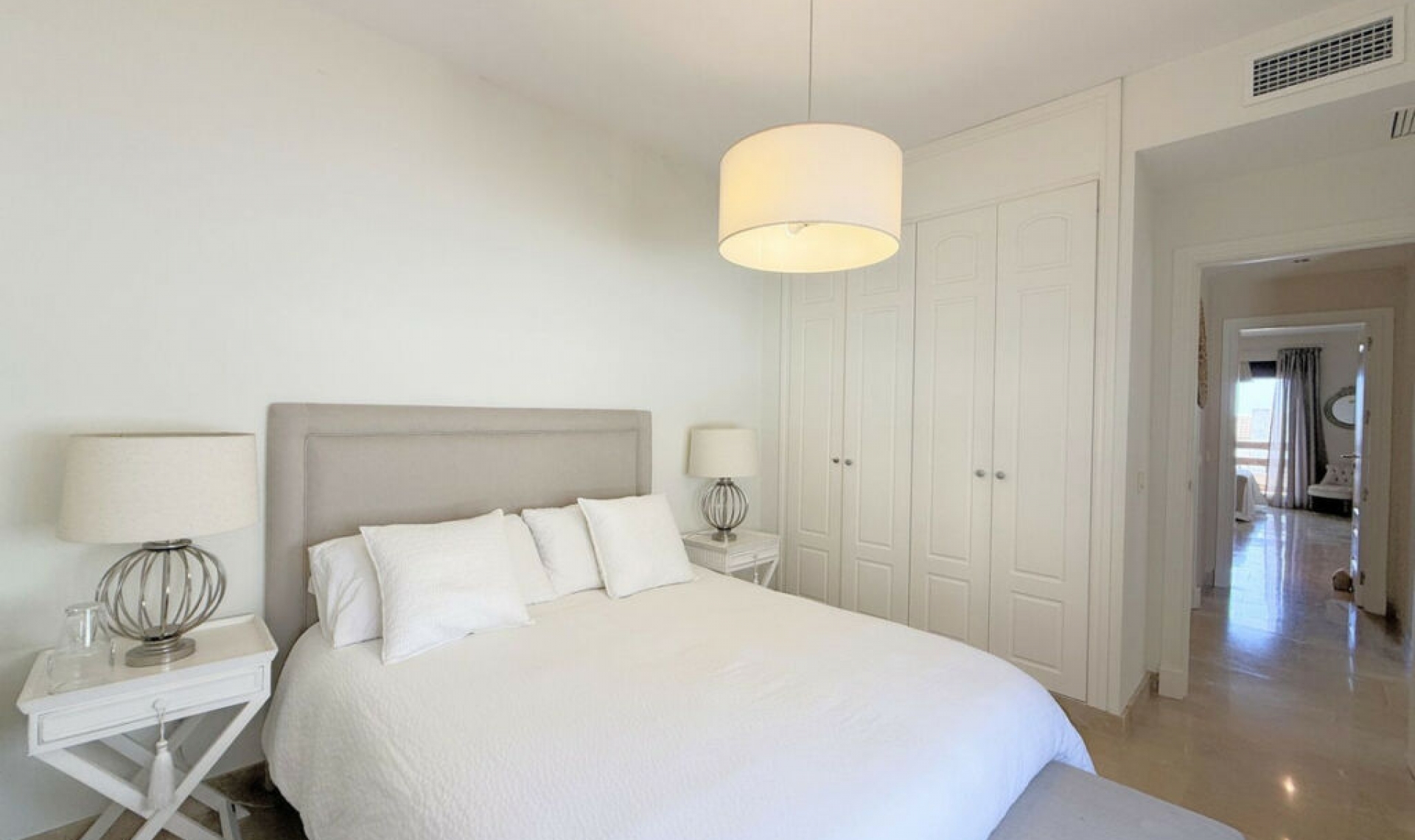 Resale - Apartment -
La Alcaidesa