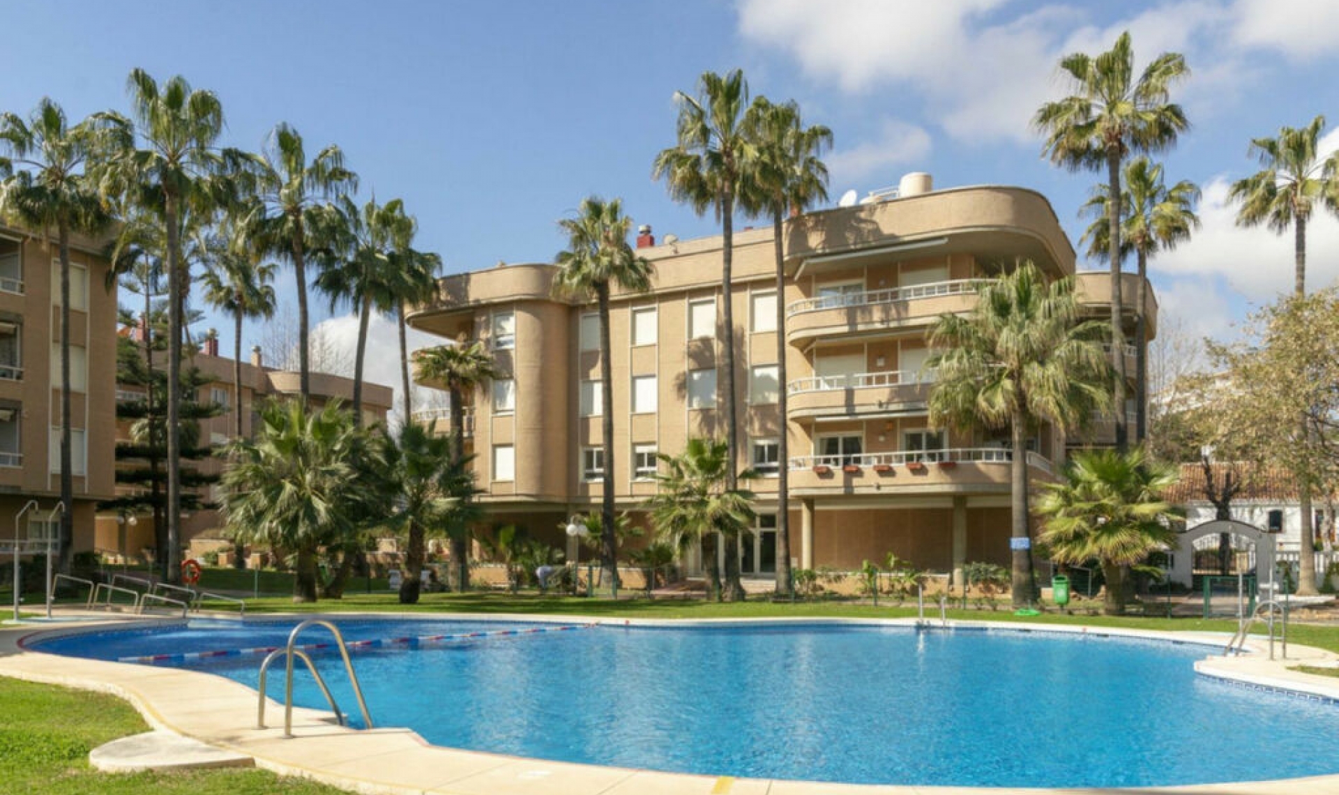 Resale - Apartment -
La Carihuela