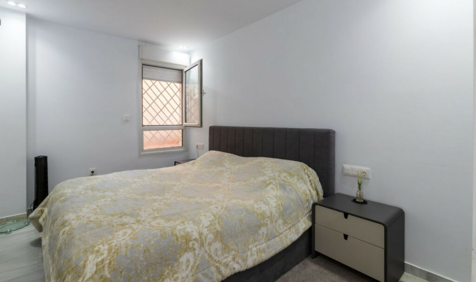 Resale - Apartment -
La Carihuela