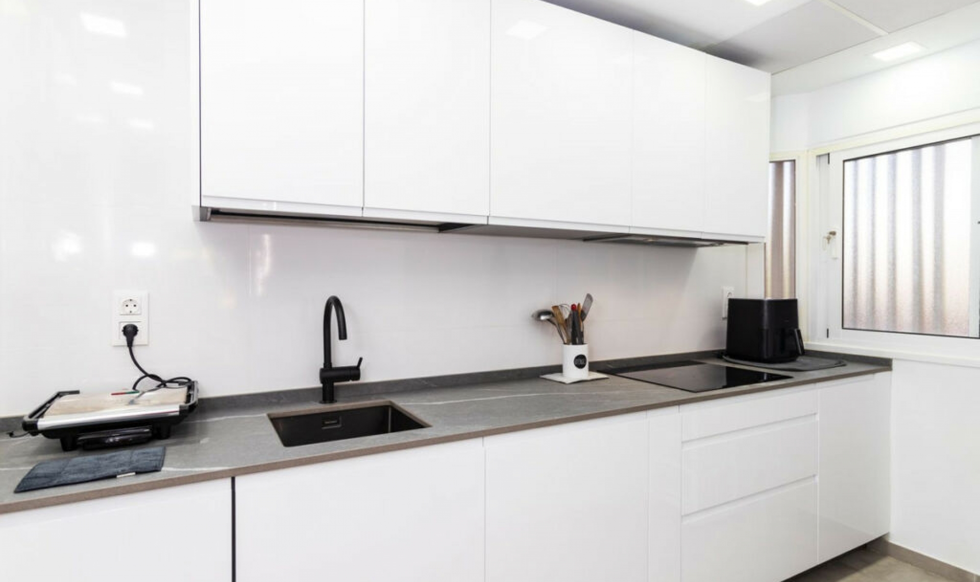 Resale - Apartment -
La Carihuela