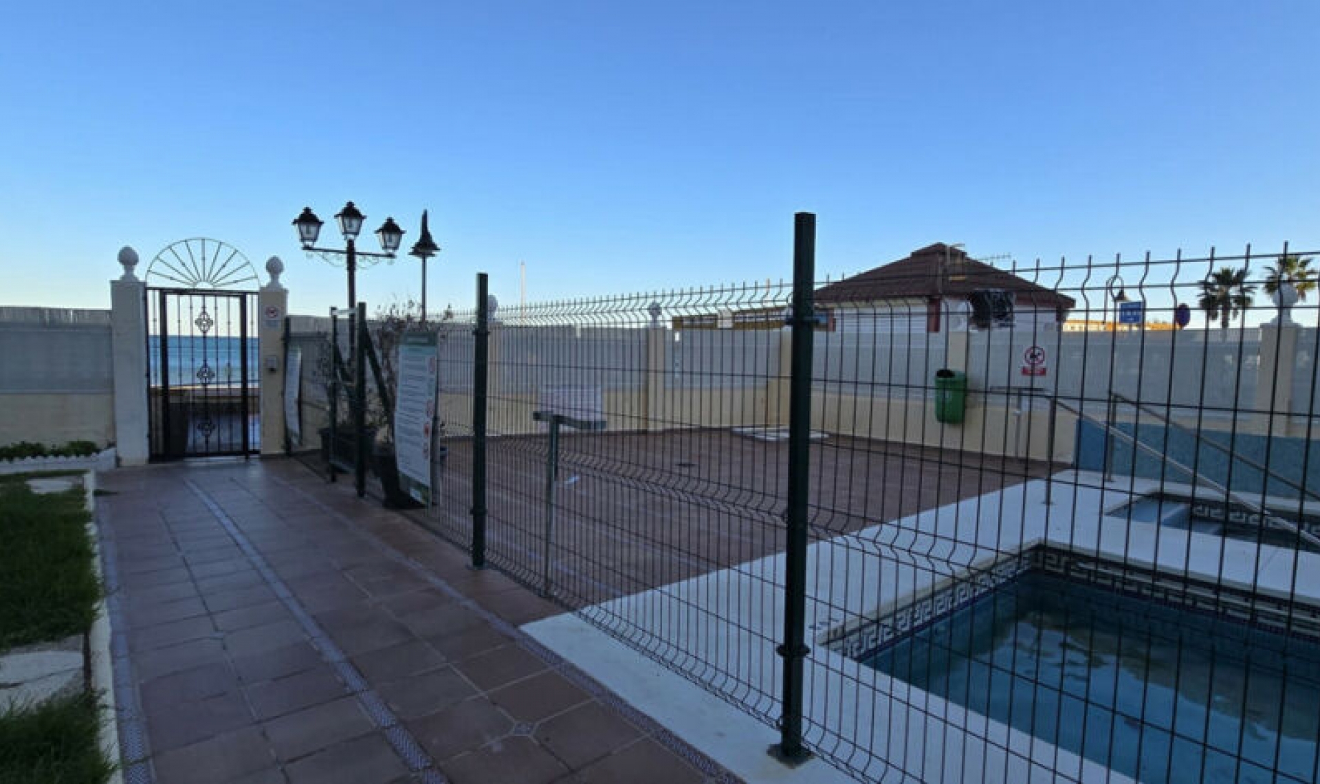 Resale - Apartment -
La Carihuela