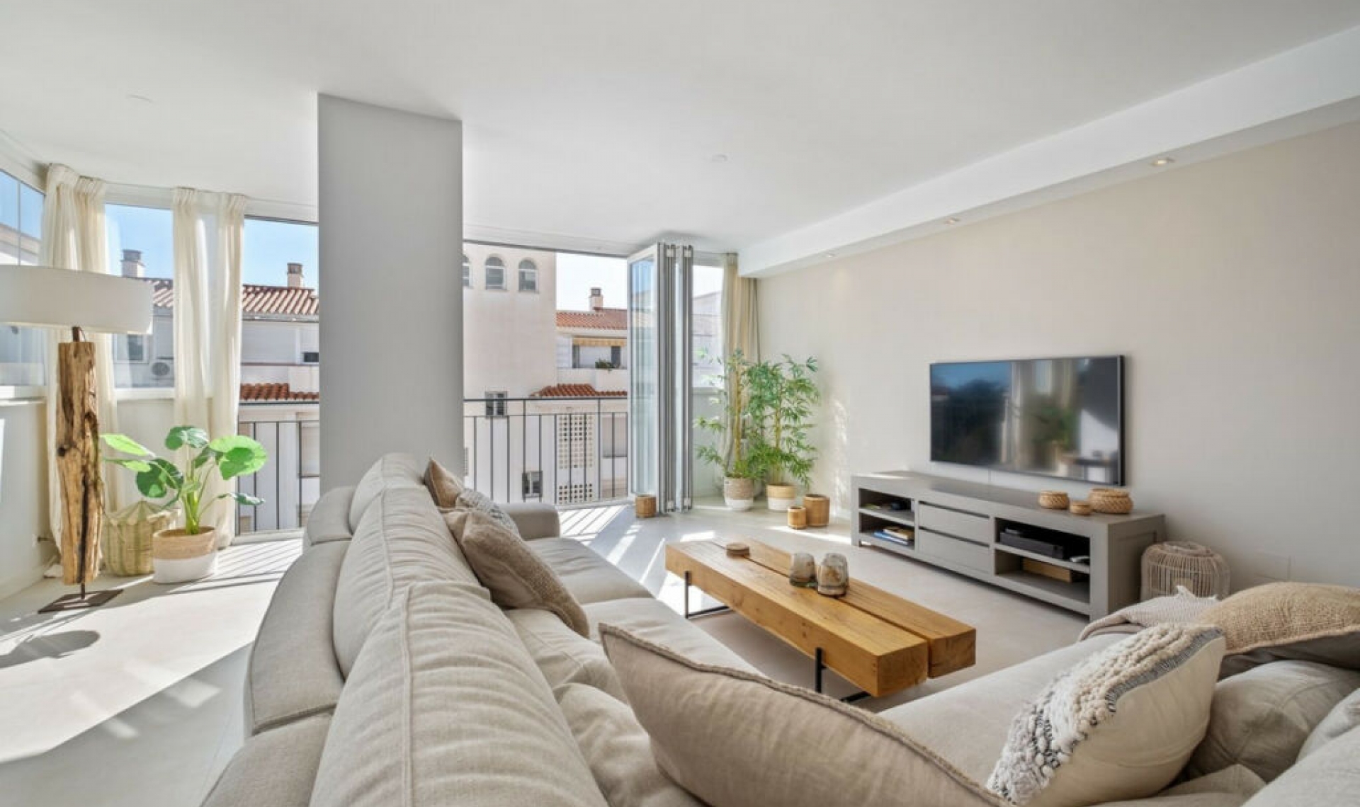 Resale - Apartment -
La Carihuela
