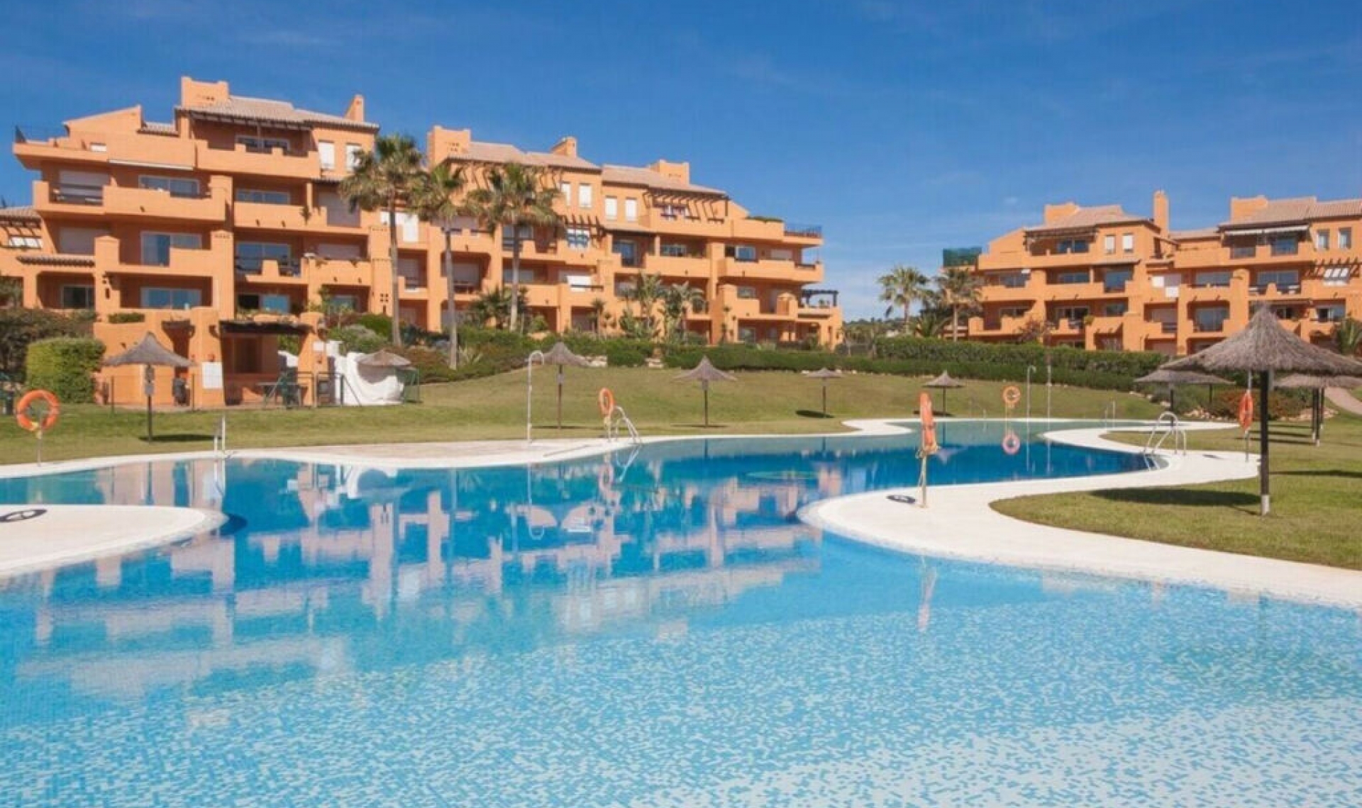 Resale - Apartment -
La Duquesa