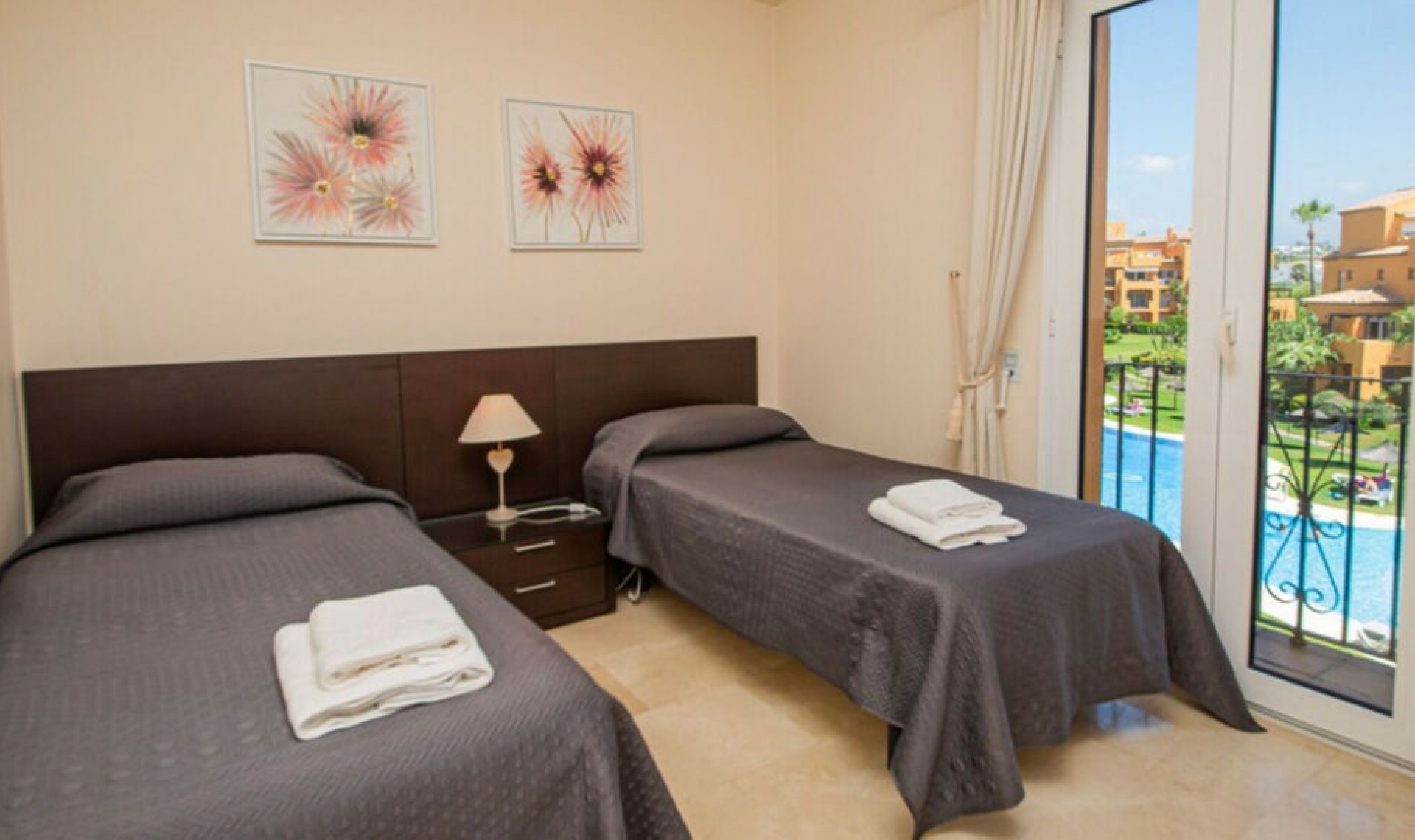 Resale - Apartment -
La Duquesa