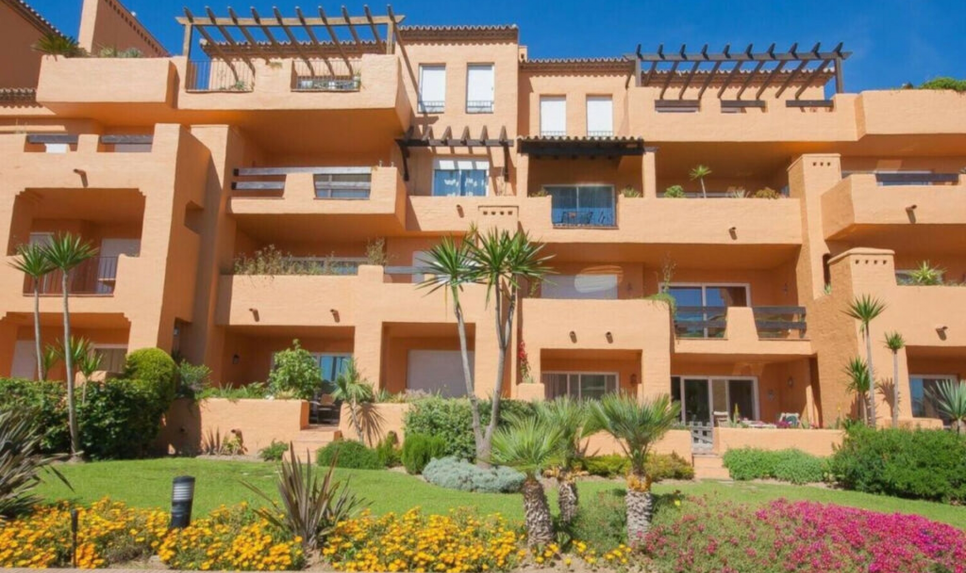 Resale - Apartment -
La Duquesa