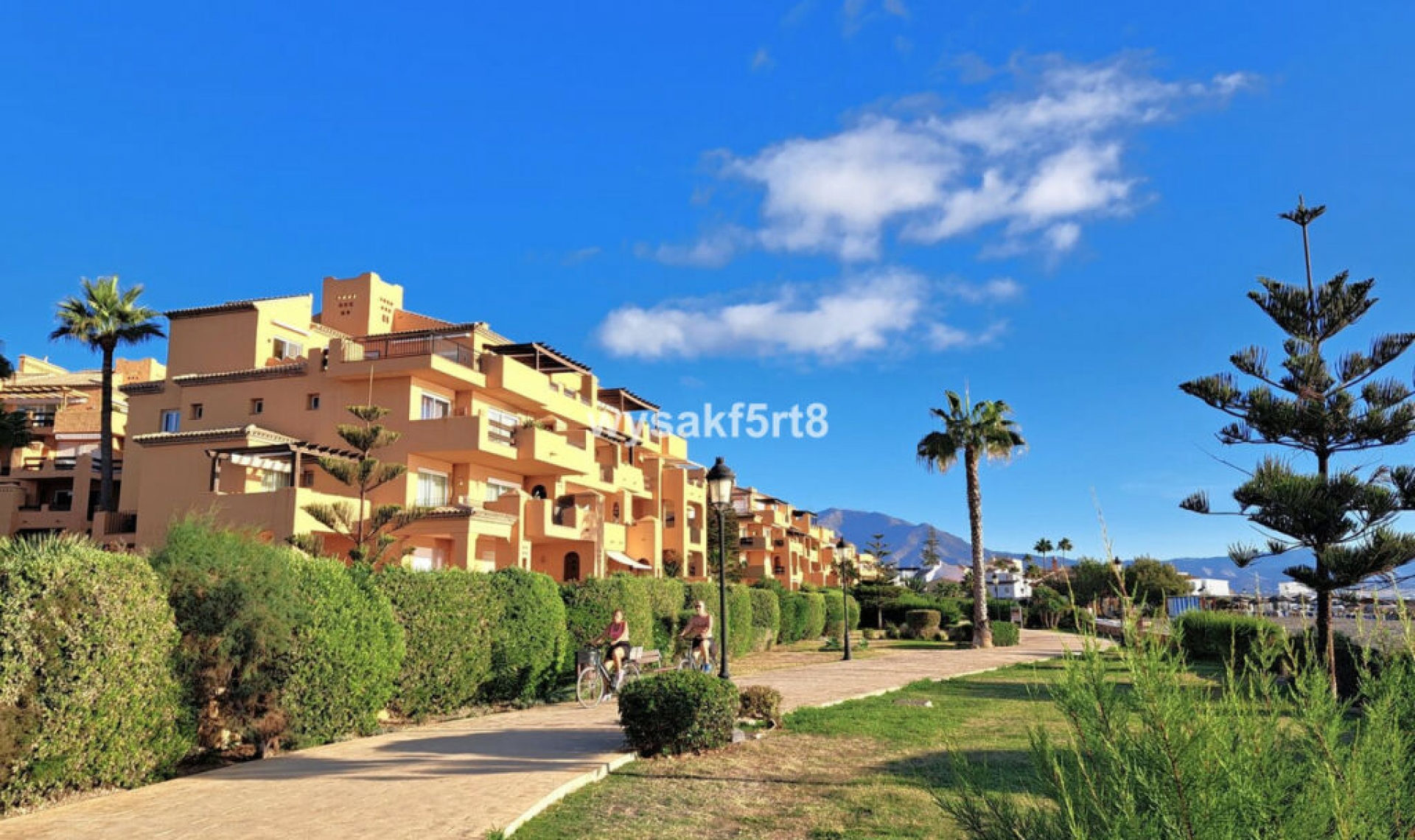 Resale - Apartment -
La Duquesa