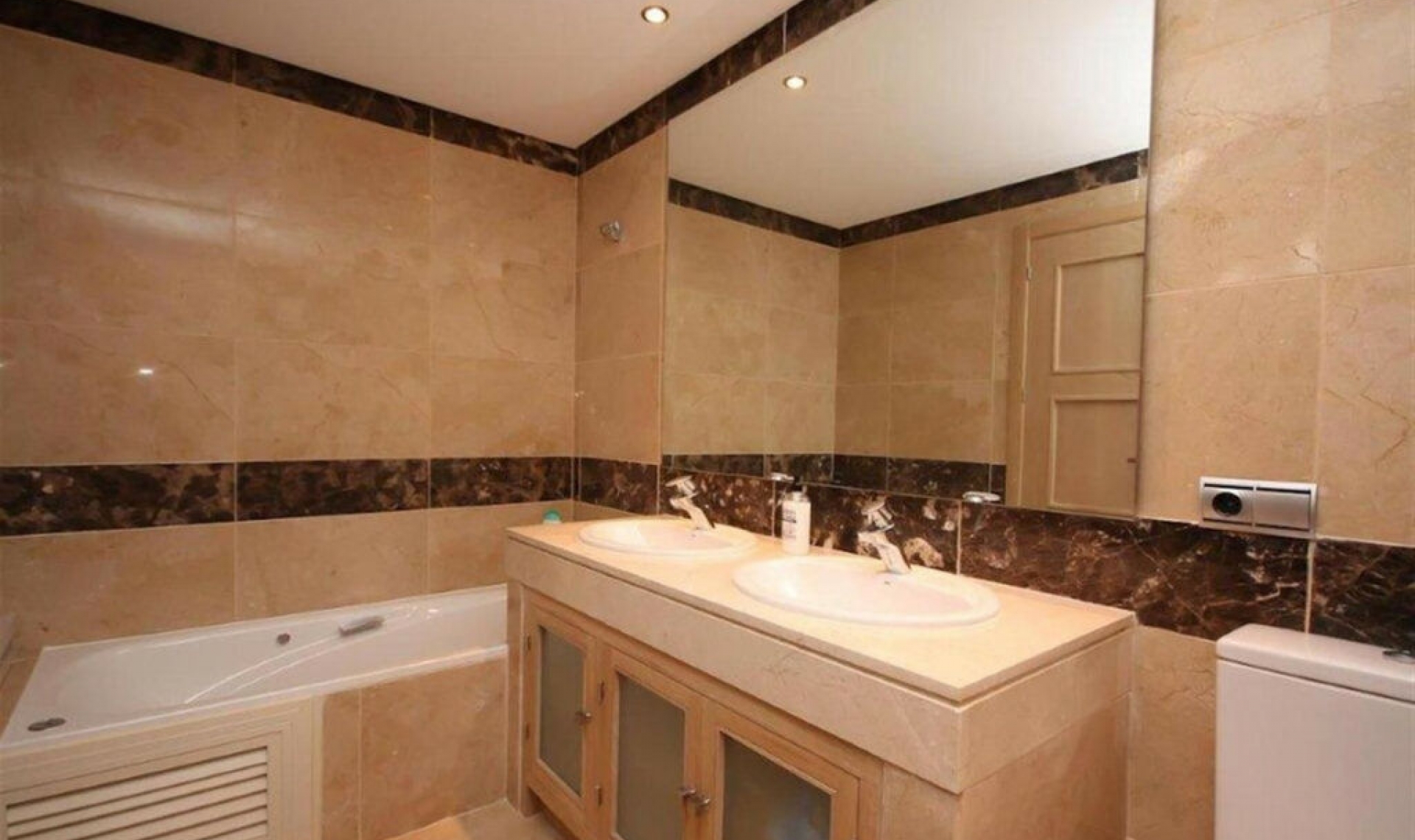 Resale - Apartment -
La Duquesa