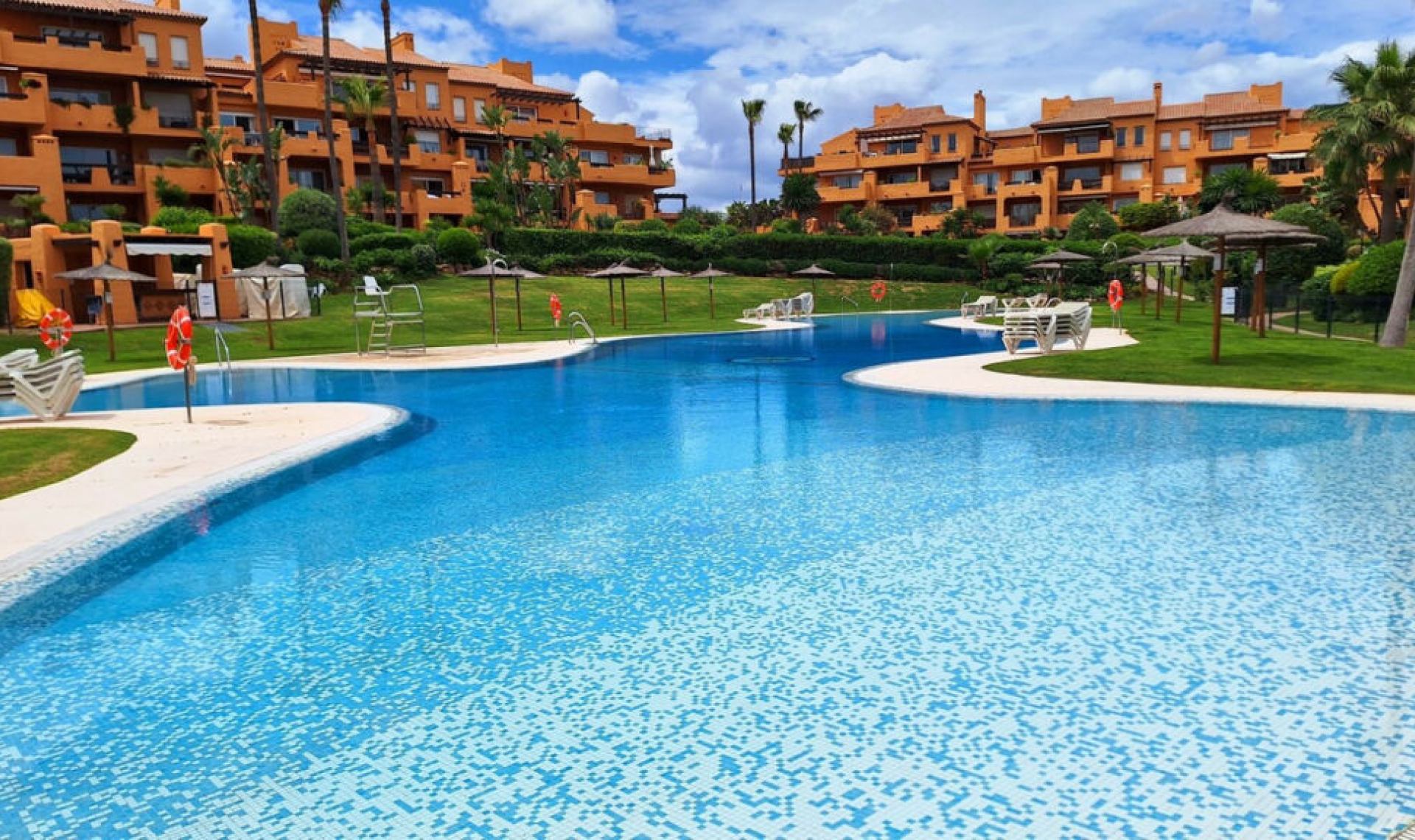 Resale - Apartment -
La Duquesa