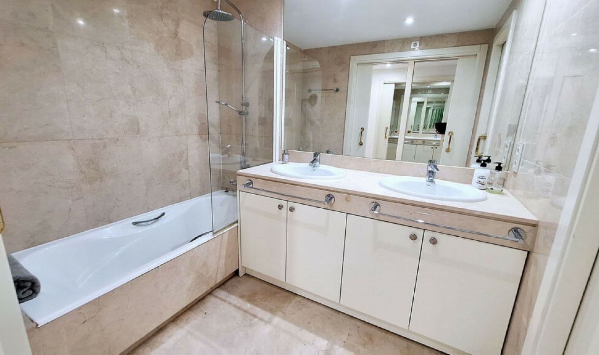 Resale - Apartment -
La Duquesa