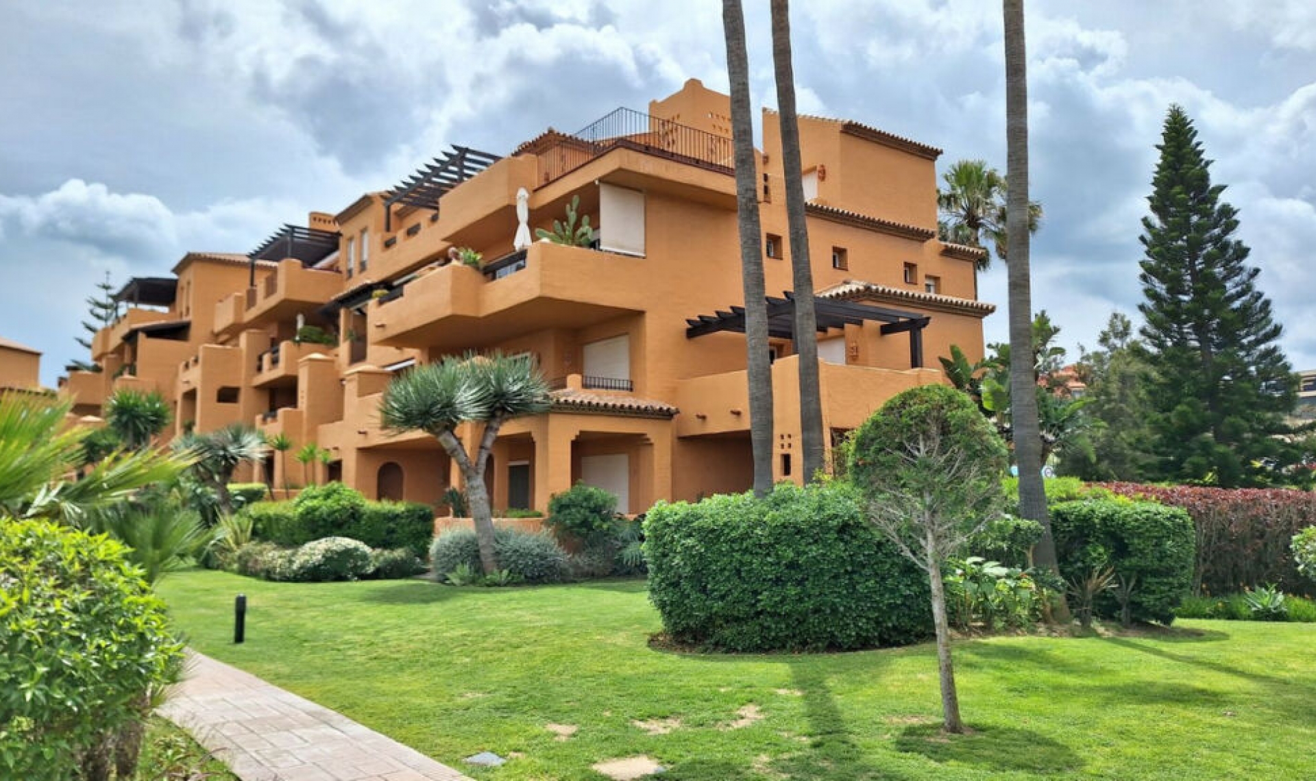 Resale - Apartment -
La Duquesa