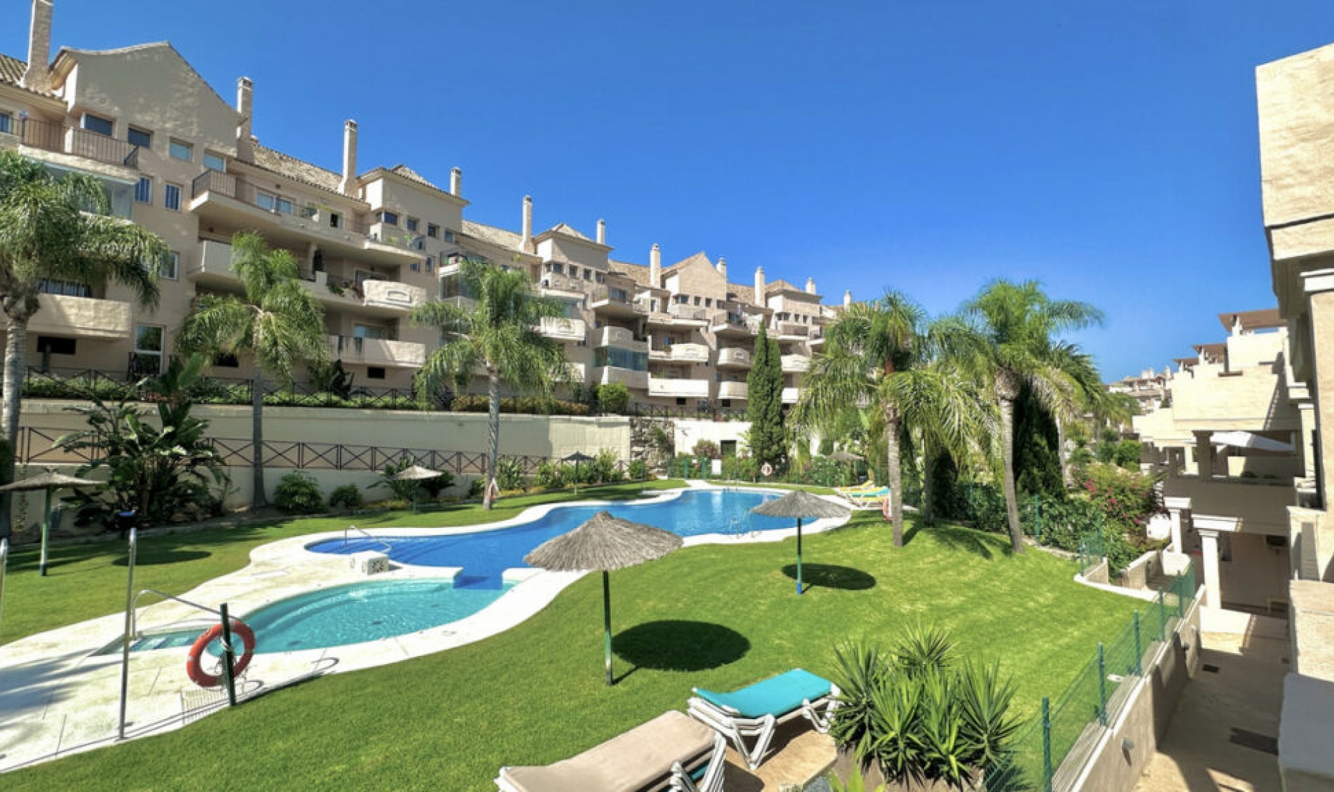 Resale - Apartment -
La Duquesa
