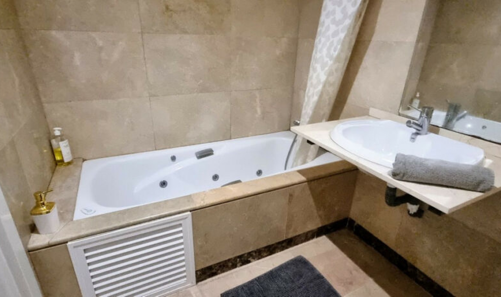 Resale - Apartment -
La Duquesa